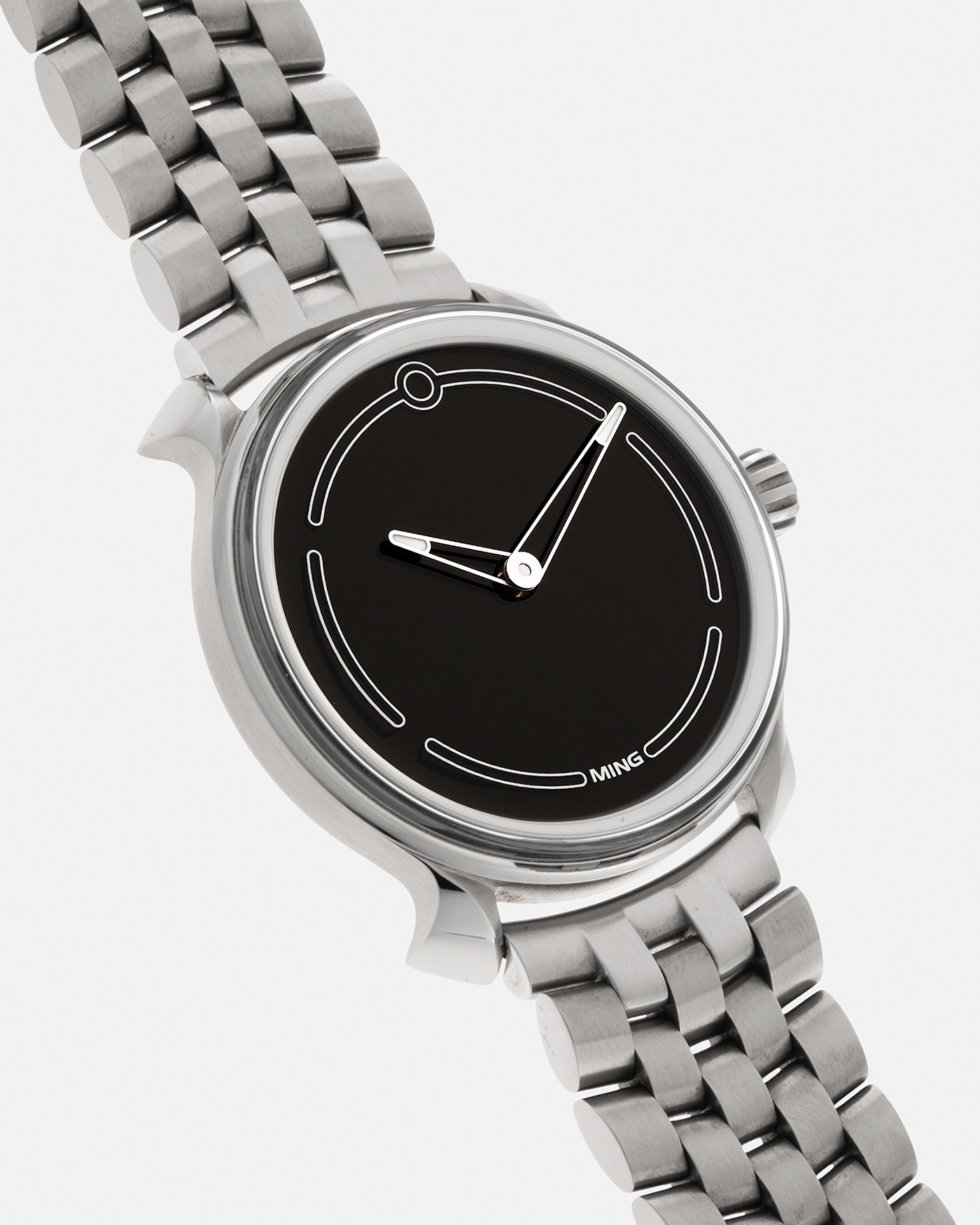 Brand: Ming Year: 2021 Model: 19.05 Material: Grade 5 Titanium Movement: Schwarz-Etienne for MING Cal. ASE 200.1, Self-Winding Case Diameter: 39mm Lug Width: 20mm Strap: Ming Universal Titanium Bracelet