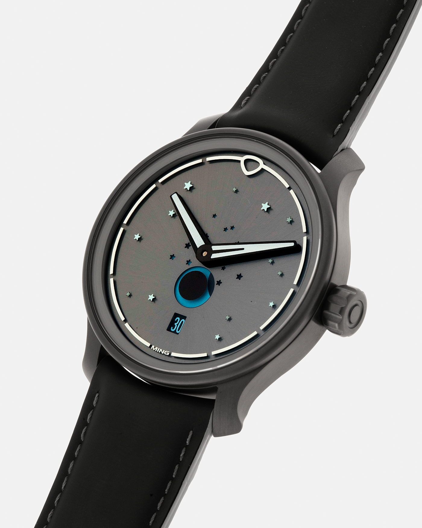 Brand: MING Year: 2023 Model: 37.05 Moonphase Series 2 Special Edition (Special Caves Project), Limited to 50 pieces Material: DLC-Coated Stainless Steel Movement: Heavily Modified Sellita Cal. SW288-1, Manual-Winding Case Diameter: 38mm Lug Width: 20mm Strap: Jean Rousseau Black Rubber with Blue Under Lining for MING with Signed DLC-Coated Keeperless Flying Blade Buckle
