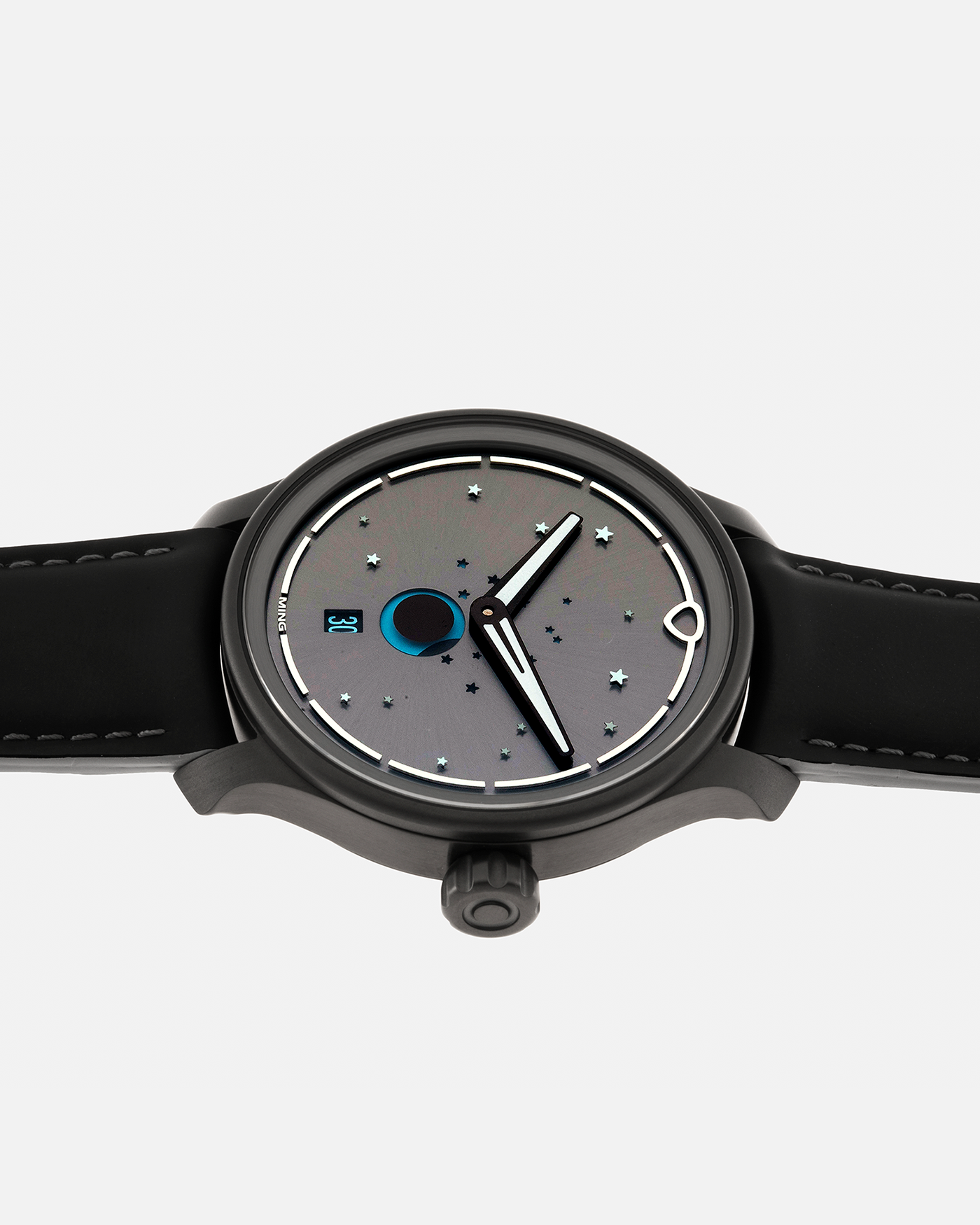 Brand: MING Year: 2023 Model: 37.05 Moonphase Series 2 Special Edition (Special Caves Project), Limited to 50 pieces Material: DLC-Coated Stainless Steel Movement: Heavily Modified Sellita Cal. SW288-1, Manual-Winding Case Diameter: 38mm Lug Width: 20mm Strap: Jean Rousseau Black Rubber with Blue Under Lining for MING with Signed DLC-Coated Keeperless Flying Blade Buckle