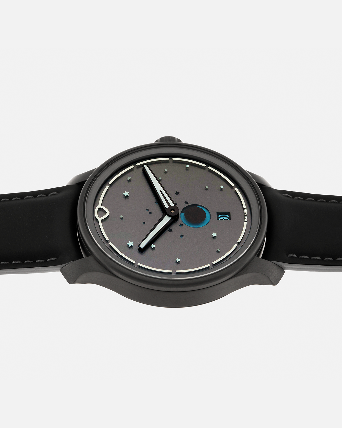 Brand: MING Year: 2023 Model: 37.05 Moonphase Series 2 Special Edition (Special Caves Project), Limited to 50 pieces Material: DLC-Coated Stainless Steel Movement: Heavily Modified Sellita Cal. SW288-1, Manual-Winding Case Diameter: 38mm Lug Width: 20mm Strap: Jean Rousseau Black Rubber with Blue Under Lining for MING with Signed DLC-Coated Keeperless Flying Blade Buckle