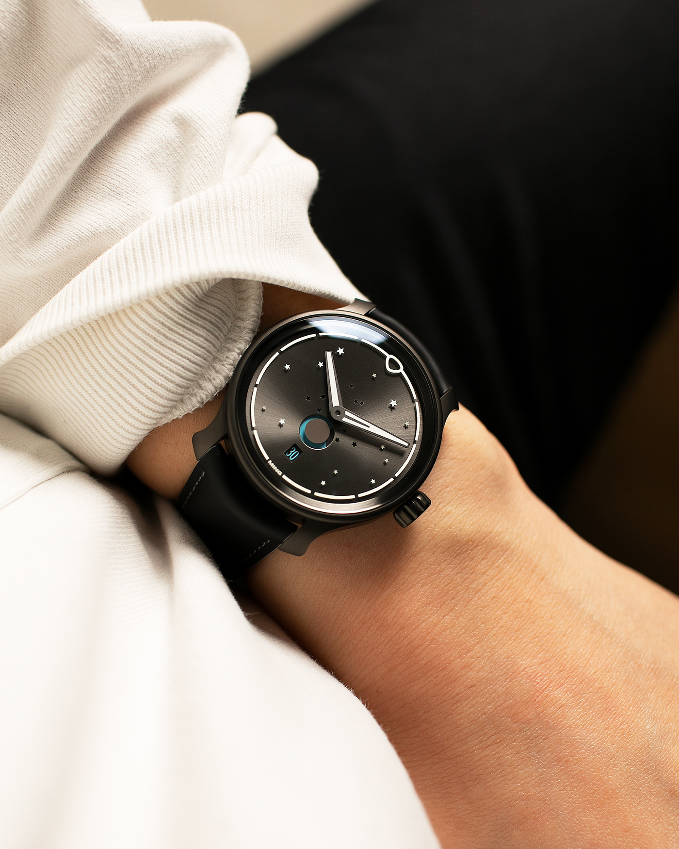 Brand: MING Year: 2023 Model: 37.05 Moonphase Series 2 Special Edition (Special Caves Project), Limited to 50 pieces Material: DLC-Coated Stainless Steel Movement: Heavily Modified Sellita Cal. SW288-1, Manual-Winding Case Diameter: 38mm Lug Width: 20mm Strap: Jean Rousseau Black Rubber with Blue Under Lining for MING with Signed DLC-Coated Keeperless Flying Blade Buckle