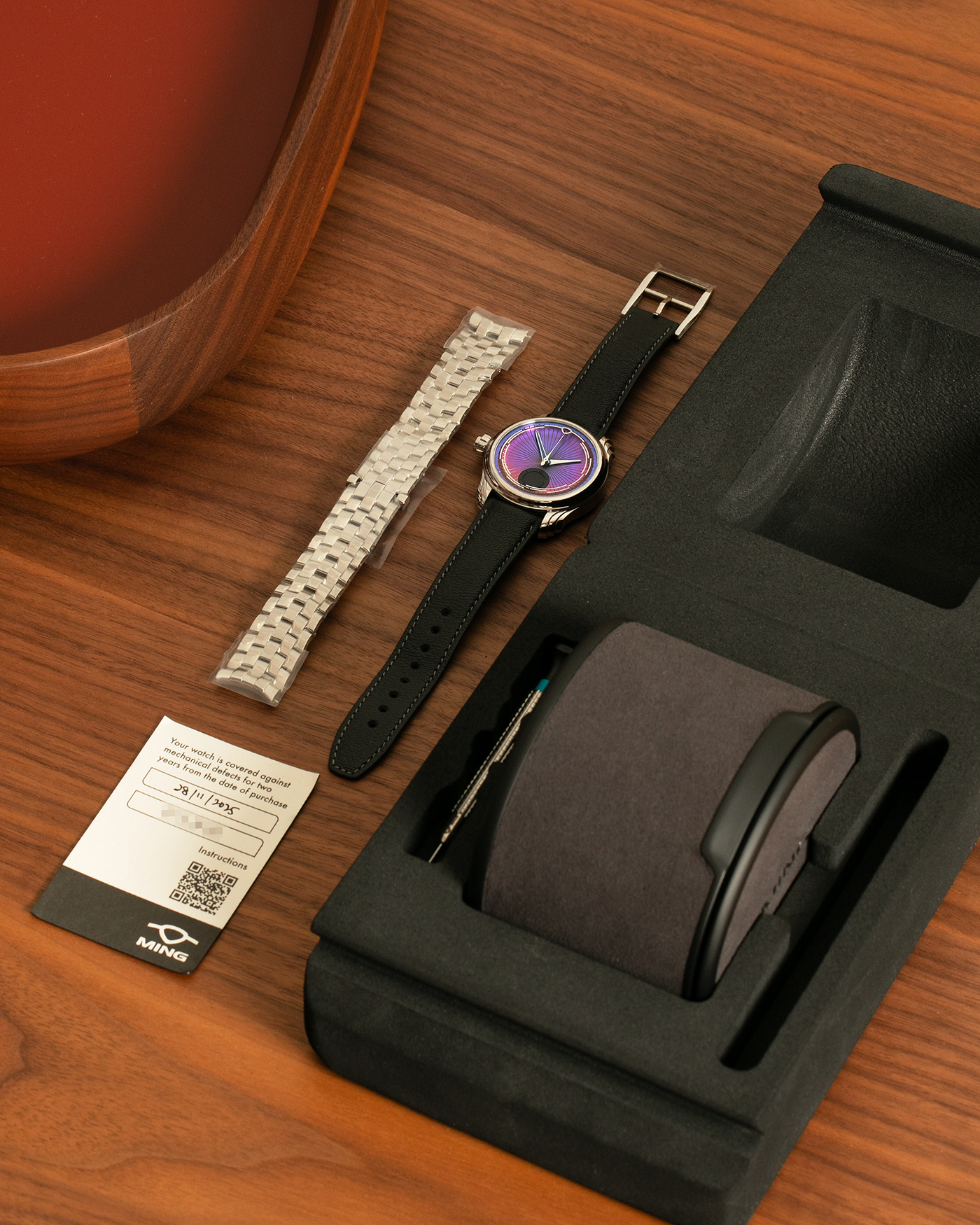Brand: MING
Year: 2025
Model: 57.04 Iris
Material: Stainless Steel
Movement: Sellita for MING Cal. SW562.M1
Case Dimensions: 40mm Diameter and 11.85mm Thickness
Strap: MING Anthracite Goat Leather Strap with MING stainless steel buckle and Ming Stainless Steel Universal Bracelet
