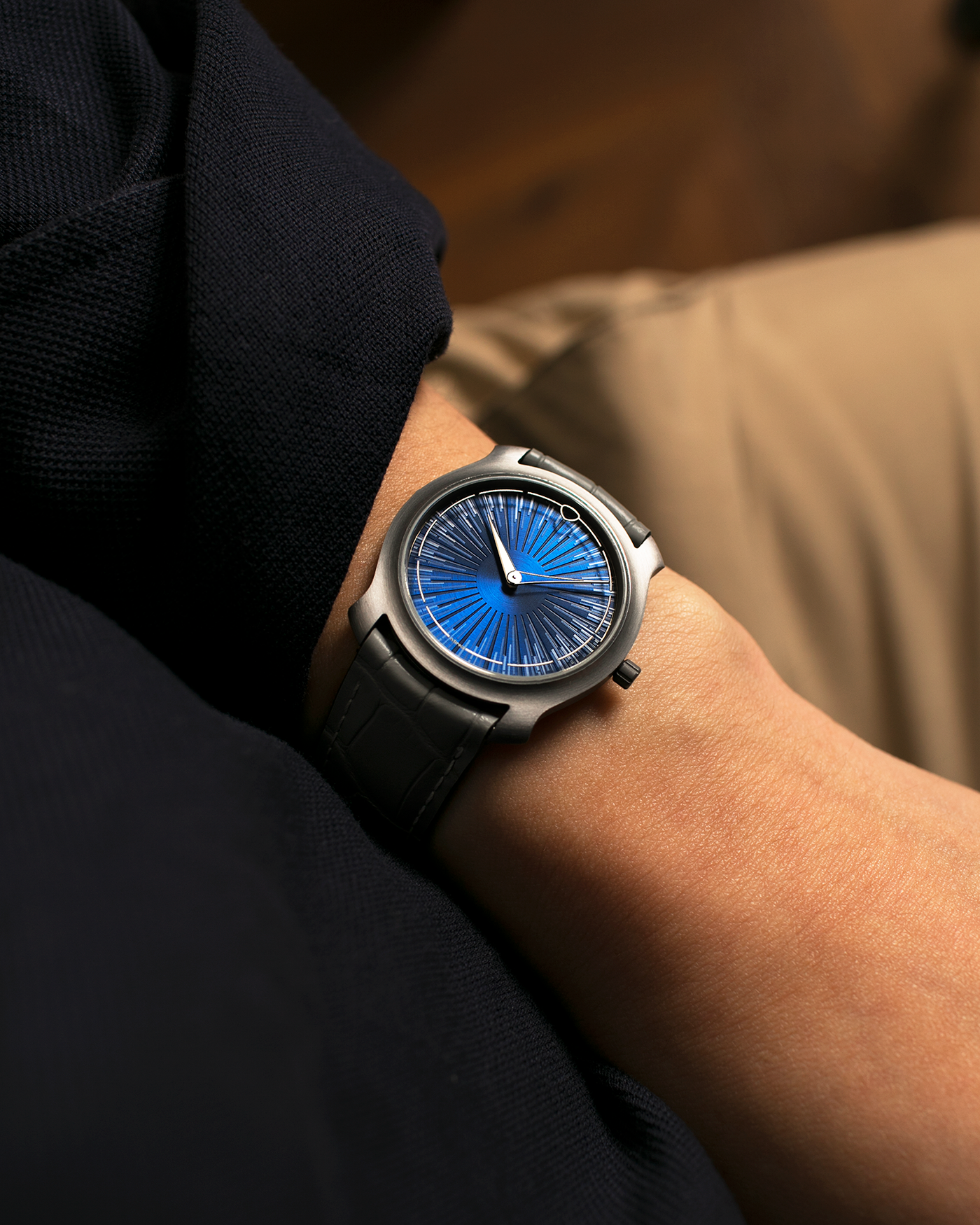 Brand: MING
Year: 2025
Model: Project 21 Souscription, Limited to 10 Pieces
Material: Tantalum Monobloc Case, FEMTOprint Borosilicate Crystal Dial, CVD-Coated Brass Dial Base
Movement: Heavily Modified Frederic Piguet Cal. 21, Manual-Winding
Case Dimensions: 35mm x 6.9mm (Lug-to-Lug 38.5mm)
Lug Width: 20mm
Strap: MING Dark Blue Alcantara Strap with Signed Tantalum Pin Buckle