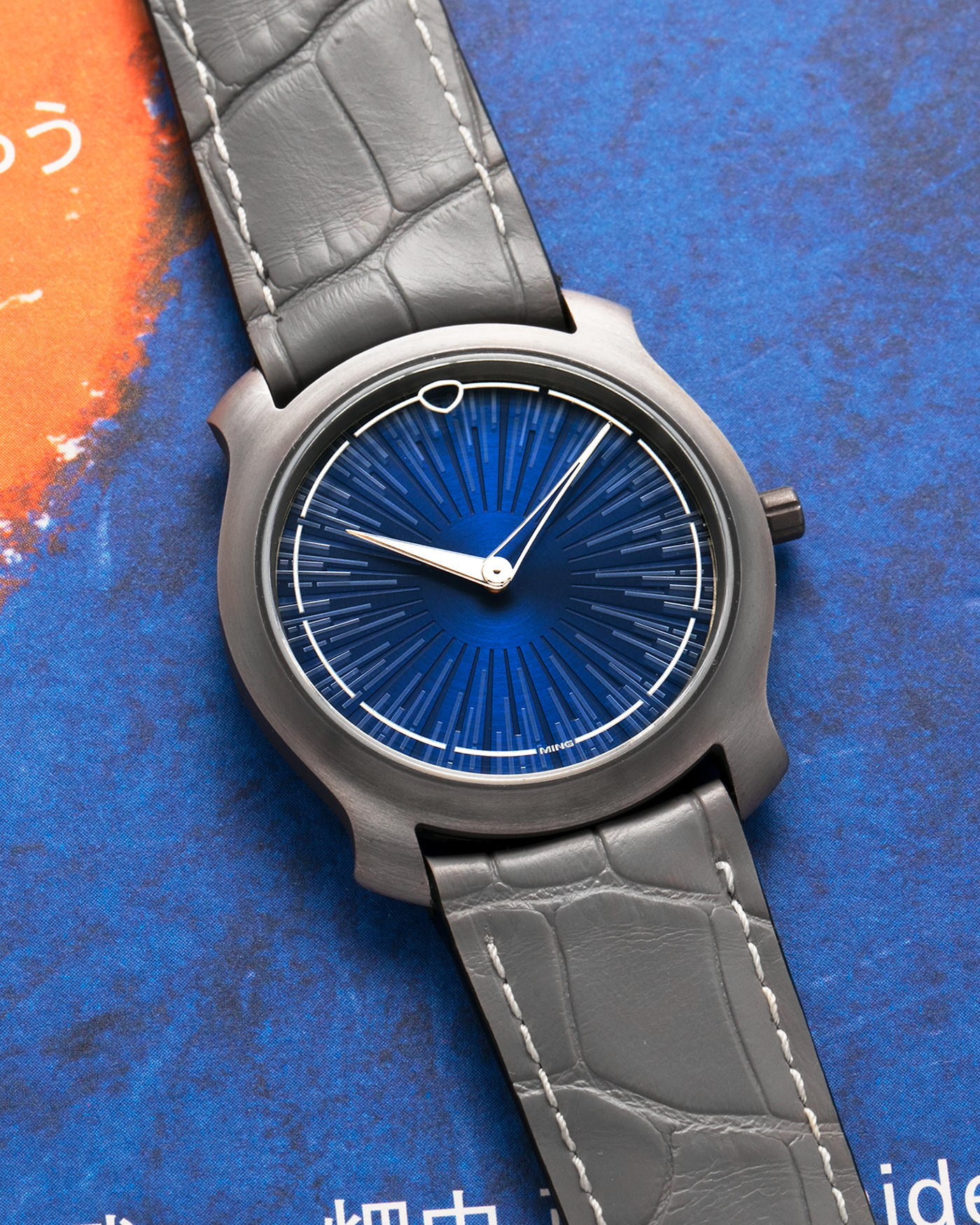 Brand: MING
Year: 2025
Model: Project 21 Souscription, Limited to 10 Pieces
Material: Tantalum Monobloc Case, FEMTOprint Borosilicate Crystal Dial, CVD-Coated Brass Dial Base
Movement: Heavily Modified Frederic Piguet Cal. 21, Manual-Winding
Case Dimensions: 35mm x 6.9mm (Lug-to-Lug 38.5mm)
Lug Width: 20mm
Strap: MING Dark Blue Alcantara Strap with Signed Tantalum Pin Buckle