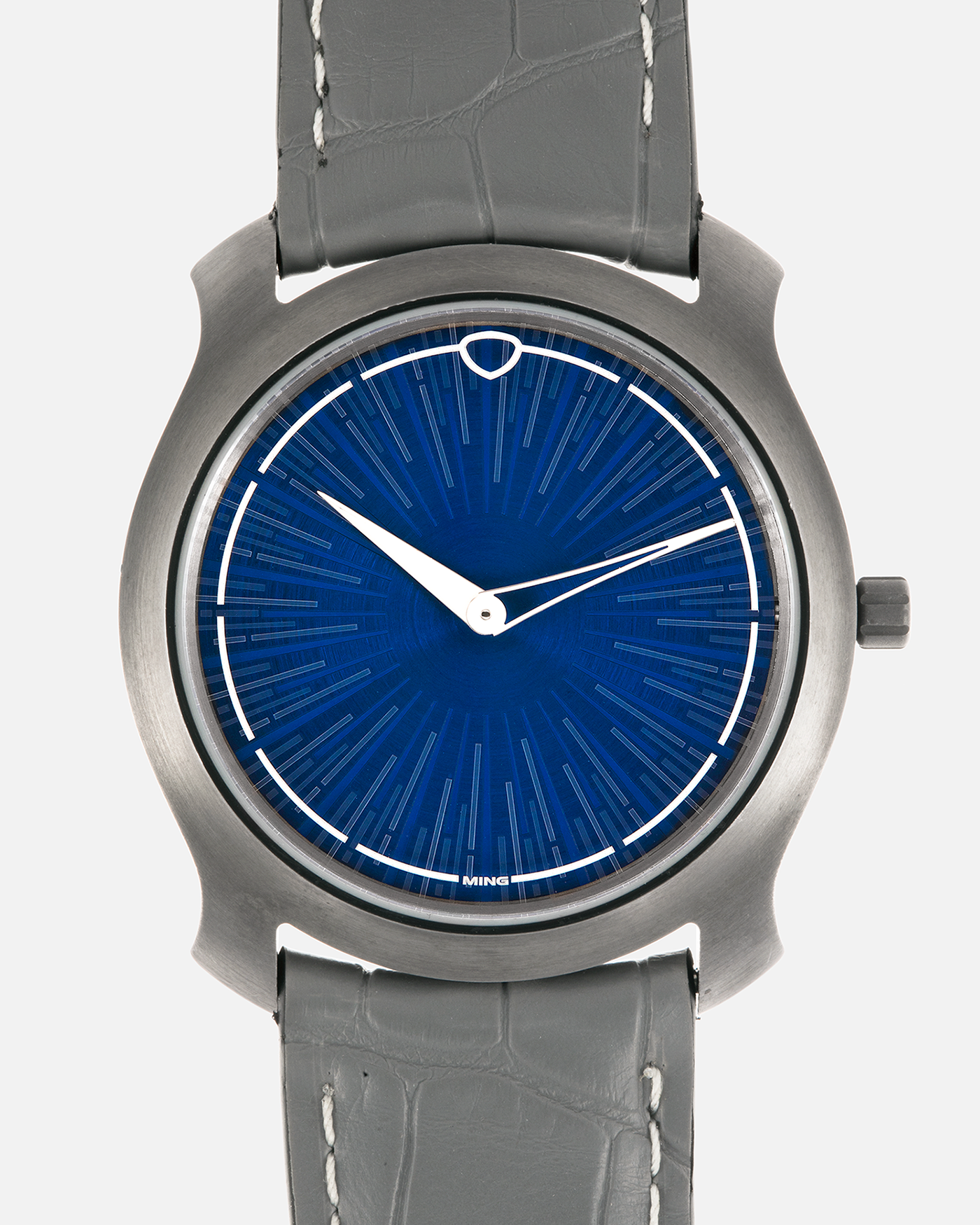 Brand: MING
Year: 2025
Model: Project 21 Souscription, Limited to 10 Pieces
Material: Tantalum Monobloc Case, FEMTOprint Borosilicate Crystal Dial, CVD-Coated Brass Dial Base
Movement: Heavily Modified Frederic Piguet Cal. 21, Manual-Winding
Case Dimensions: 35mm x 6.9mm (Lug-to-Lug 38.5mm)
Lug Width: 20mm
Strap: MING Dark Blue Alcantara Strap with Signed Tantalum Pin Buckle
