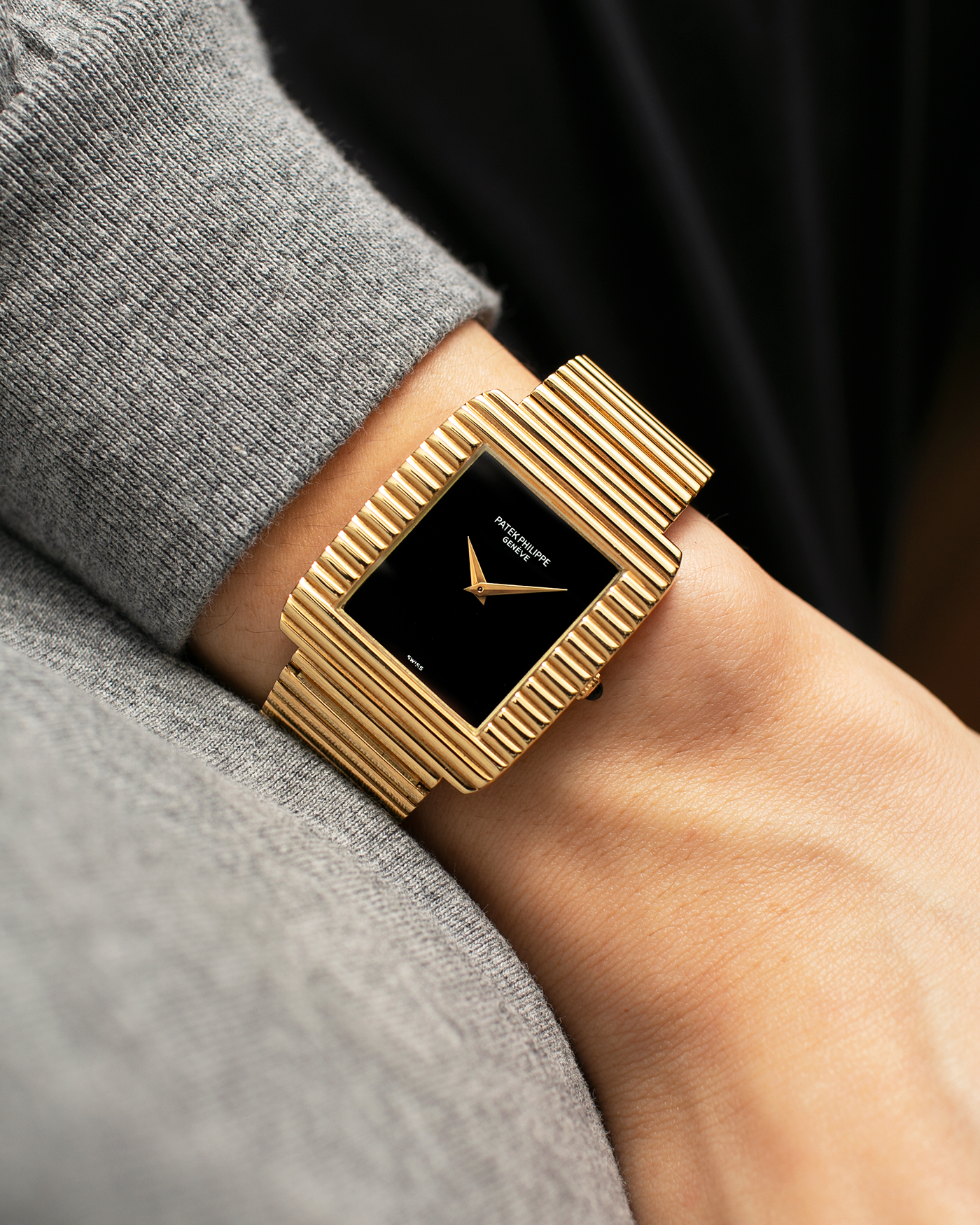 Brand: Patek Philippe
Year: 1976
Model: Gondolo
Reference Number: 3733J
Material: 18-carat Yellow Gold Case, Black Onyx Stone Dial
Movement: Patek Philippe Cal. 215, Manual-Winding
Case Dimensions: 29mm x 33mm (Including Lugs) x 6.5mm
Bracelet: Patek Philippe Ribbed Integrated Bracelet in 18-carat Yellow Gold with Signed Clasp