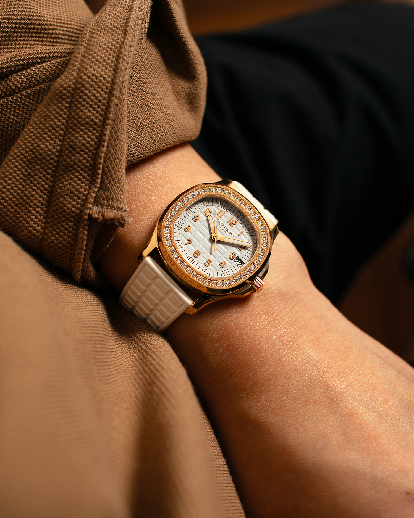 Brand: Patek Philippe
Year: 2015
Model: Aquanaut
Reference Number: 5068R-010
Material: 18k Rose Gold
Movement: Patek Philippe Cal. 324 SC. Self-Winding
Case Dimensions: 35.6mm Diameter 8.5mm Thickness
Strap: Patek Philippe White Rubber Strap and Patek Philippe 18k Rose Gold Deployant Buckle