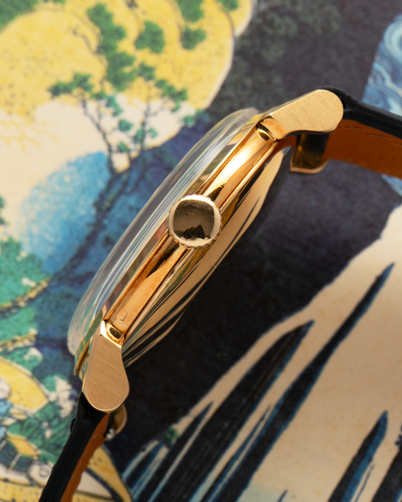 Brand: Patek Philippe
Year: 1952
Reference: 1578
Material: 18-carat Yellow Gold
Movement: Patek Philippe Cal. 27-SC, Manual-Winding
Case Dimensions: 35mm x 10mm (Lug-to-Lug 40.5mm)
Lug Width: 20mm
Strap: Molequin Dark Navy Textured Calf Leather Strap