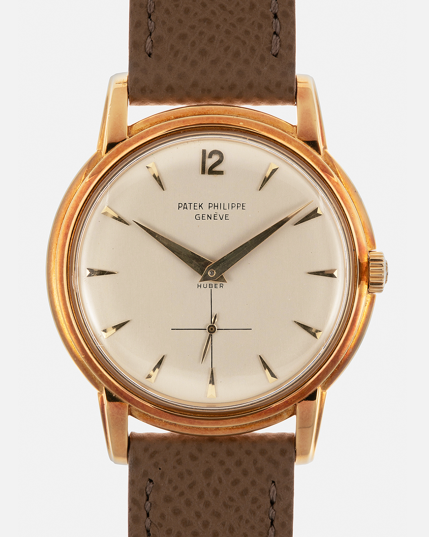 Brand: Patek Philippe
Year: 1957
Model: Calatrava, ‘Huber’ Signed
Reference: 2525
Material: 18-carat Yellow Gold
Movement: Patek Philippe Cal. 10-200, Manual-Winding
Case Dimensions: 36mm x 8.5mm (Lug-to-Lug 42.5mm)
Lug Width: 18mm
Strap: Nostime Taupe Brown Textured Calf Leather Strap