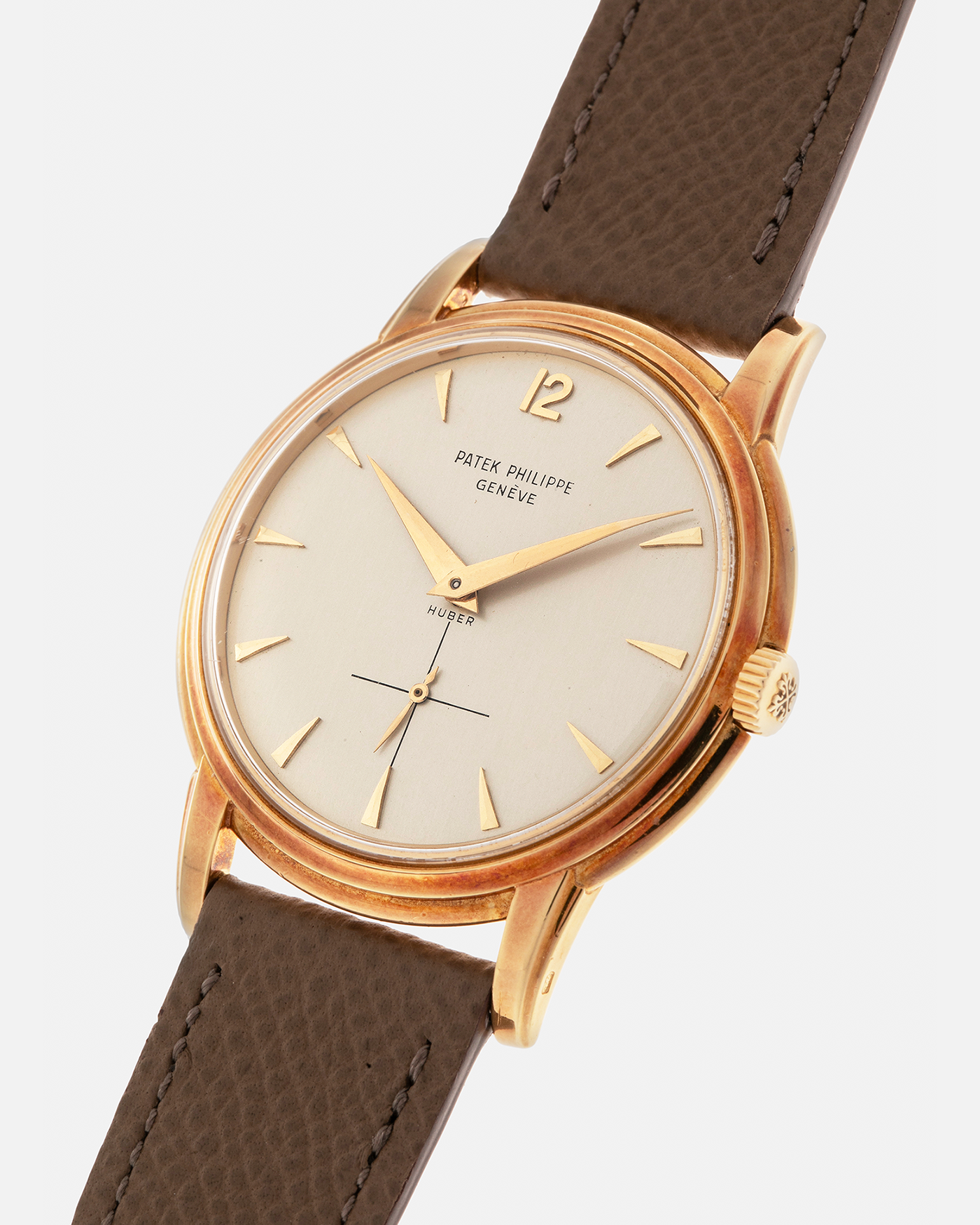 Brand: Patek Philippe
Year: 1957
Model: Calatrava, ‘Huber’ Signed
Reference: 2525
Material: 18-carat Yellow Gold
Movement: Patek Philippe Cal. 10-200, Manual-Winding
Case Dimensions: 36mm x 8.5mm (Lug-to-Lug 42.5mm)
Lug Width: 18mm
Strap: Nostime Taupe Brown Textured Calf Leather Strap