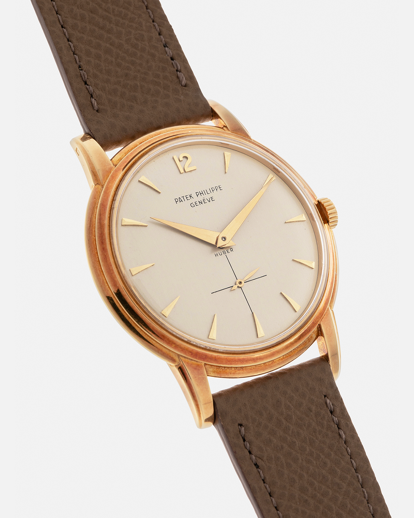 Brand: Patek Philippe
Year: 1957
Model: Calatrava, ‘Huber’ Signed
Reference: 2525
Material: 18-carat Yellow Gold
Movement: Patek Philippe Cal. 10-200, Manual-Winding
Case Dimensions: 36mm x 8.5mm (Lug-to-Lug 42.5mm)
Lug Width: 18mm
Strap: Nostime Taupe Brown Textured Calf Leather Strap
