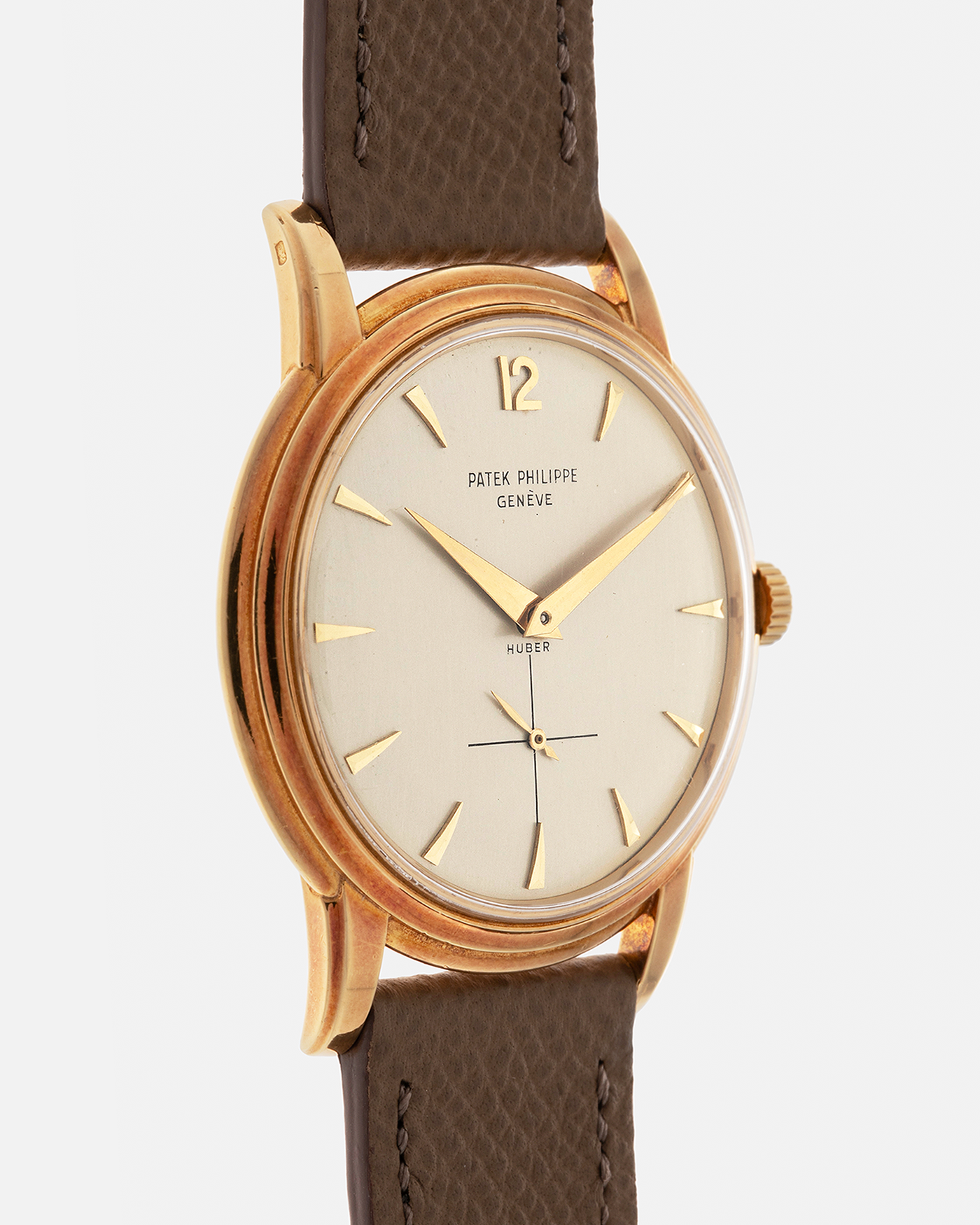 Brand: Patek Philippe
Year: 1957
Model: Calatrava, ‘Huber’ Signed
Reference: 2525
Material: 18-carat Yellow Gold
Movement: Patek Philippe Cal. 10-200, Manual-Winding
Case Dimensions: 36mm x 8.5mm (Lug-to-Lug 42.5mm)
Lug Width: 18mm
Strap: Nostime Taupe Brown Textured Calf Leather Strap