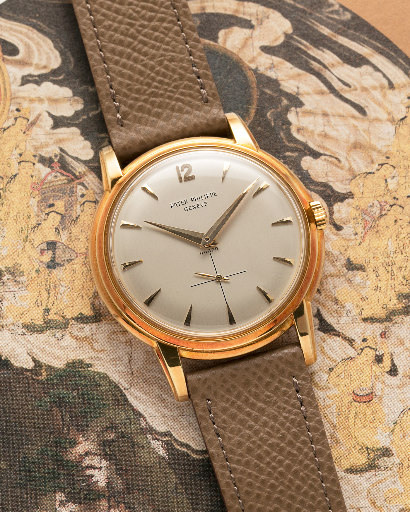 Brand: Patek Philippe
Year: 1957
Model: Calatrava, ‘Huber’ Signed
Reference: 2525
Material: 18-carat Yellow Gold
Movement: Patek Philippe Cal. 10-200, Manual-Winding
Case Dimensions: 36mm x 8.5mm (Lug-to-Lug 42.5mm)
Lug Width: 18mm
Strap: Nostime Taupe Brown Textured Calf Leather Strap