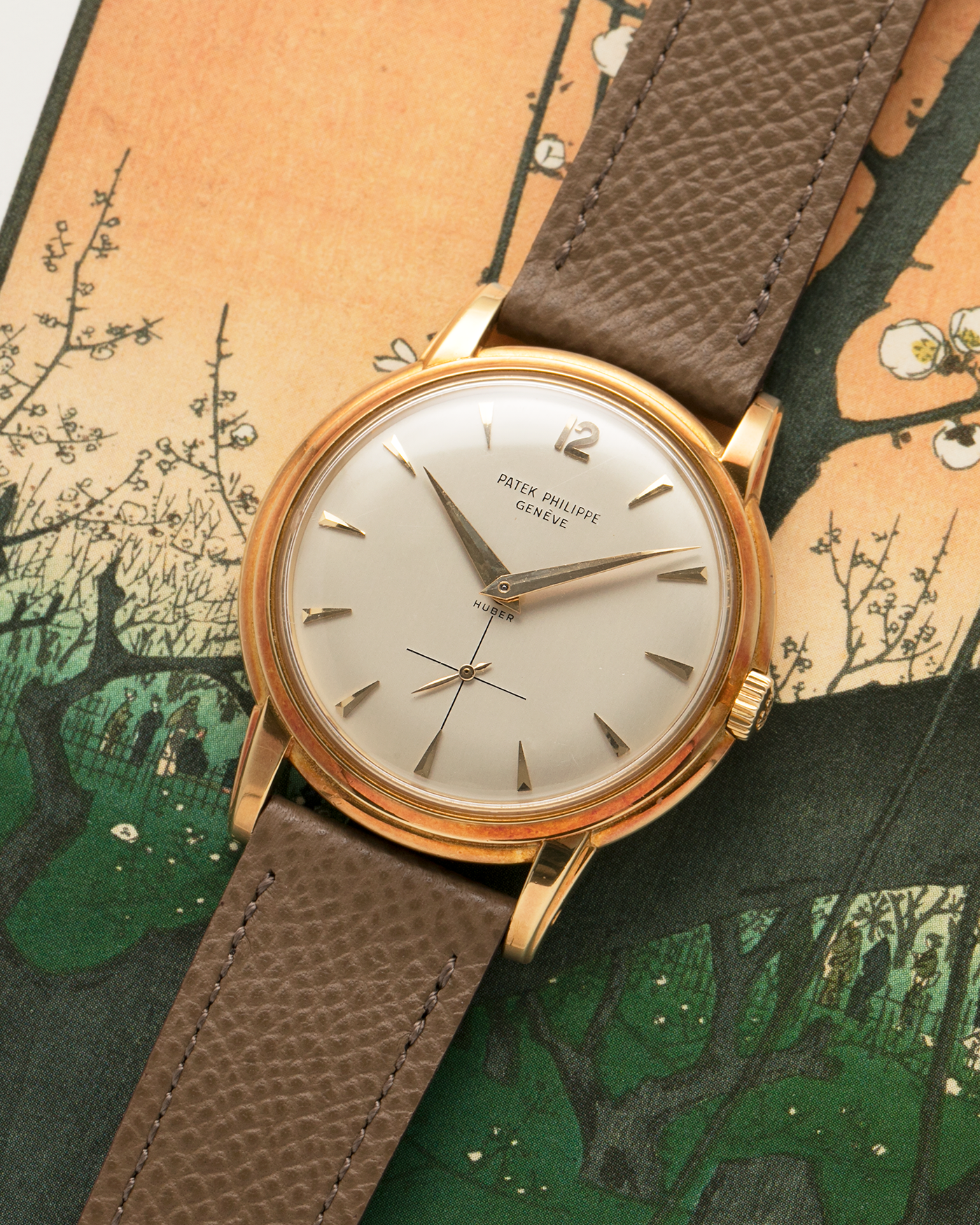 Brand: Patek Philippe
Year: 1957
Model: Calatrava, ‘Huber’ Signed
Reference: 2525
Material: 18-carat Yellow Gold
Movement: Patek Philippe Cal. 10-200, Manual-Winding
Case Dimensions: 36mm x 8.5mm (Lug-to-Lug 42.5mm)
Lug Width: 18mm
Strap: Nostime Taupe Brown Textured Calf Leather Strap