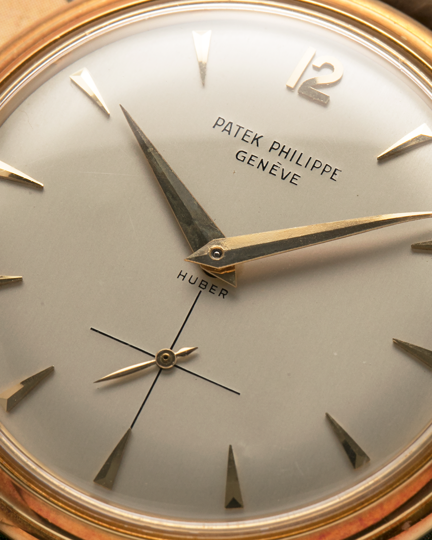 Brand: Patek Philippe
Year: 1957
Model: Calatrava, ‘Huber’ Signed
Reference: 2525
Material: 18-carat Yellow Gold
Movement: Patek Philippe Cal. 10-200, Manual-Winding
Case Dimensions: 36mm x 8.5mm (Lug-to-Lug 42.5mm)
Lug Width: 18mm
Strap: Nostime Taupe Brown Textured Calf Leather Strap