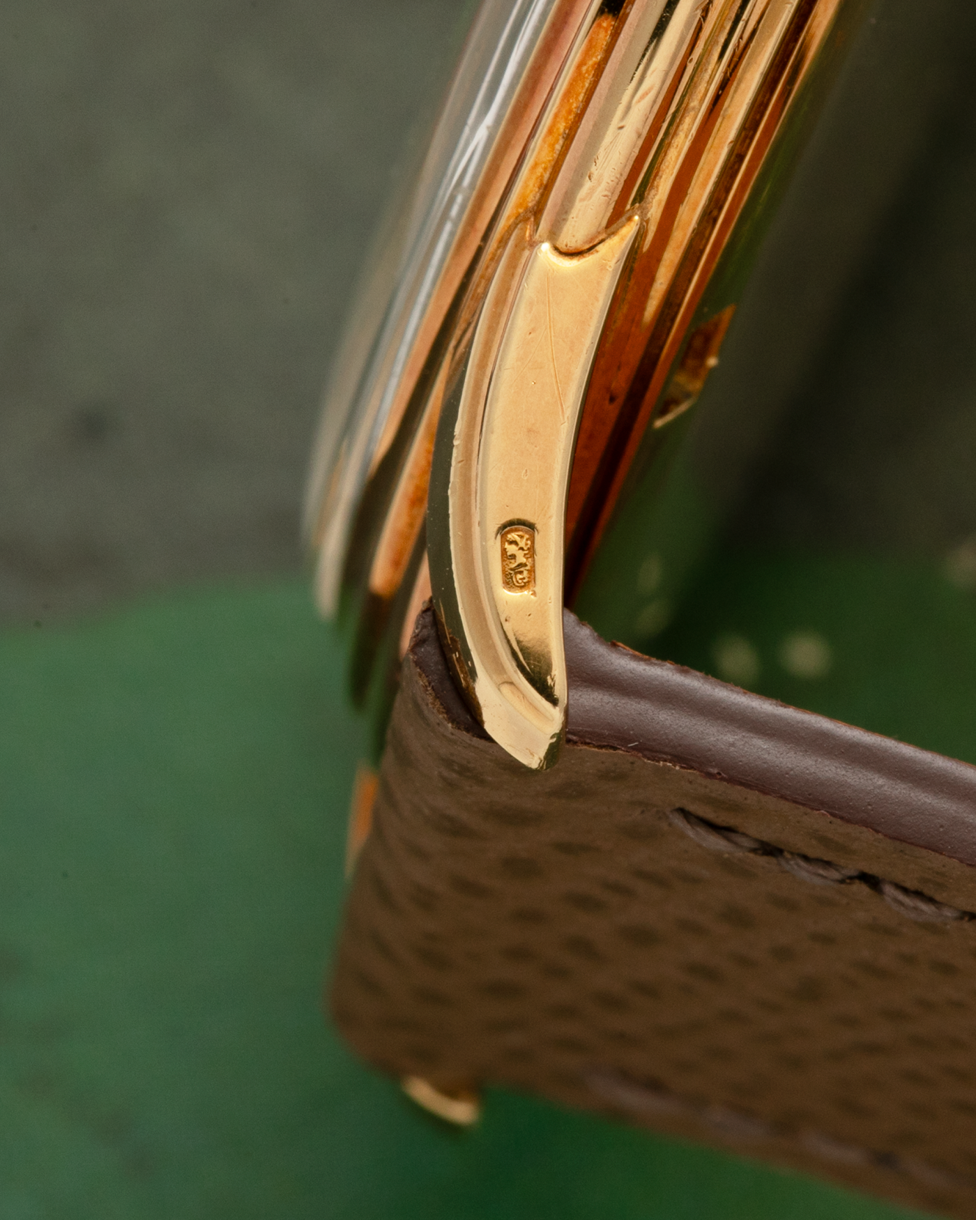 Brand: Patek Philippe
Year: 1957
Model: Calatrava, ‘Huber’ Signed
Reference: 2525
Material: 18-carat Yellow Gold
Movement: Patek Philippe Cal. 10-200, Manual-Winding
Case Dimensions: 36mm x 8.5mm (Lug-to-Lug 42.5mm)
Lug Width: 18mm
Strap: Nostime Taupe Brown Textured Calf Leather Strap