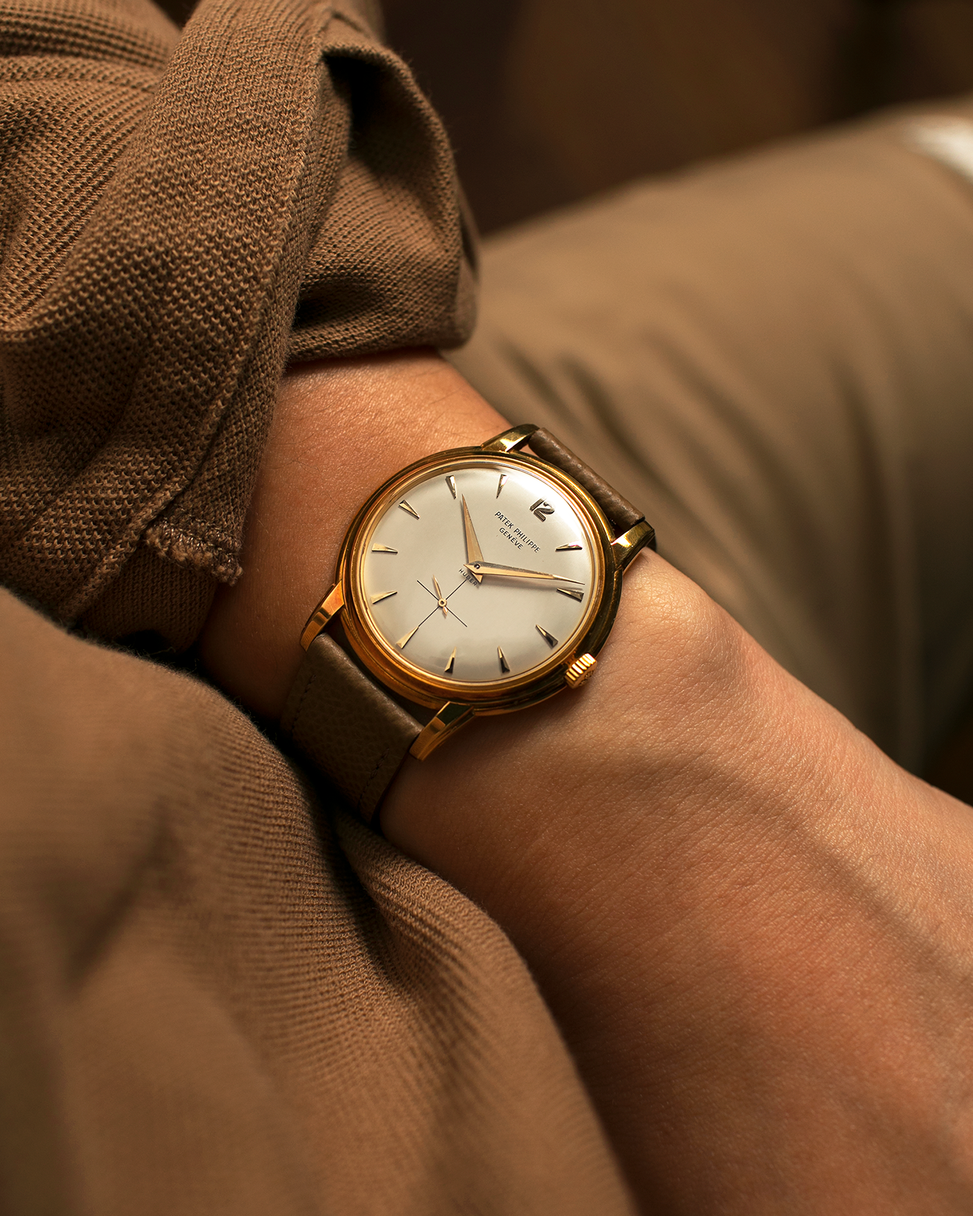 Brand: Patek Philippe
Year: 1957
Model: Calatrava, ‘Huber’ Signed
Reference: 2525
Material: 18-carat Yellow Gold
Movement: Patek Philippe Cal. 10-200, Manual-Winding
Case Dimensions: 36mm x 8.5mm (Lug-to-Lug 42.5mm)
Lug Width: 18mm
Strap: Nostime Taupe Brown Textured Calf Leather Strap