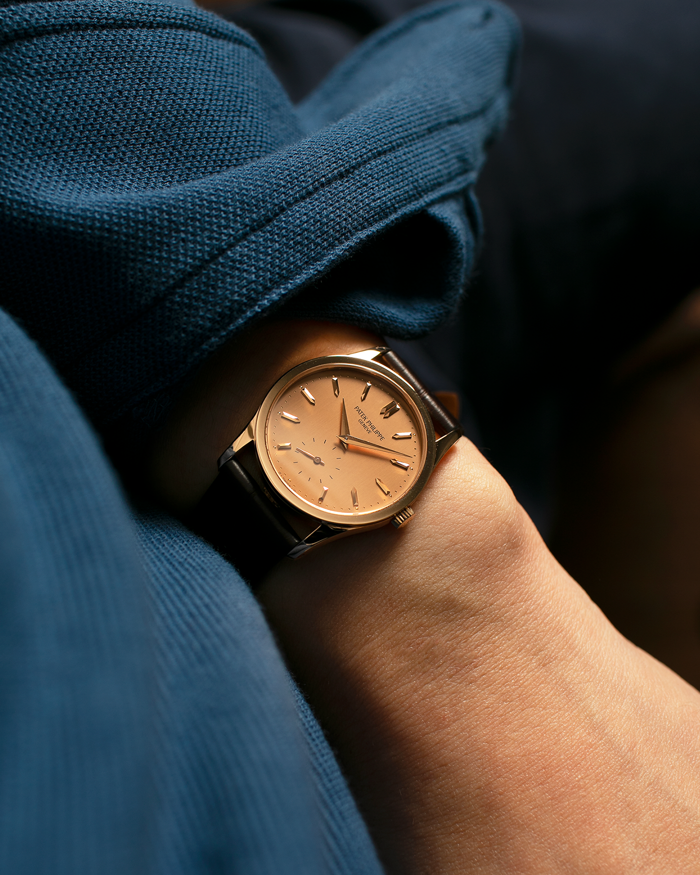 Brand: Patek Philippe
Year: 1993
Model: Calatrava
Reference: 3796R
Material: 18-carat Rose Gold
Movement: Patek Philippe Cal. 215 PS, Manual-Winding
Case Dimensions: 31mm x 7mm (Lug-to-Lug 37mm)
Lug Width: 18mm
Strap: Handdn Dark Brown Alligator Stitchless Leather Strap with Signed 18-carat Rose Gold Tang Buckle