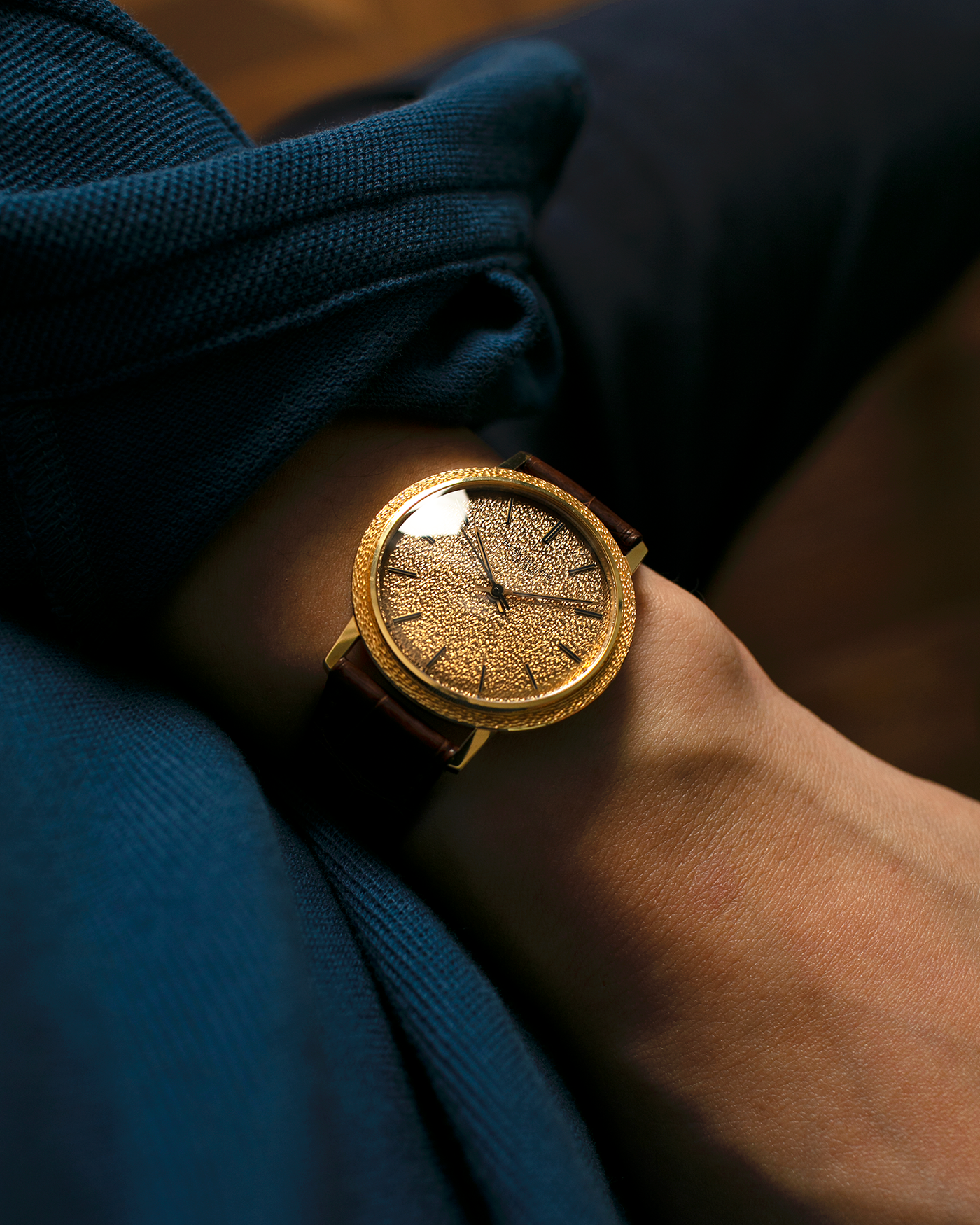 Brand: Patek Philippe
Year: 1970
Model: Calatrava ‘Back Wind’ Hammered
Reference Number: 3569J
Material: 18-carat Yellow Gold
Movement: Patek Philippe Back-Wind Cal. 350, Self-Winding
Case Dimensions: 36mm x 8.3mm (Lug-to-Lug 41mm)
Lug Width: 18mm
Strap: Patek Philippe Dark Brown Alligator Leather Strap with Signed 18-carat Yellow Gold Tang Buckle