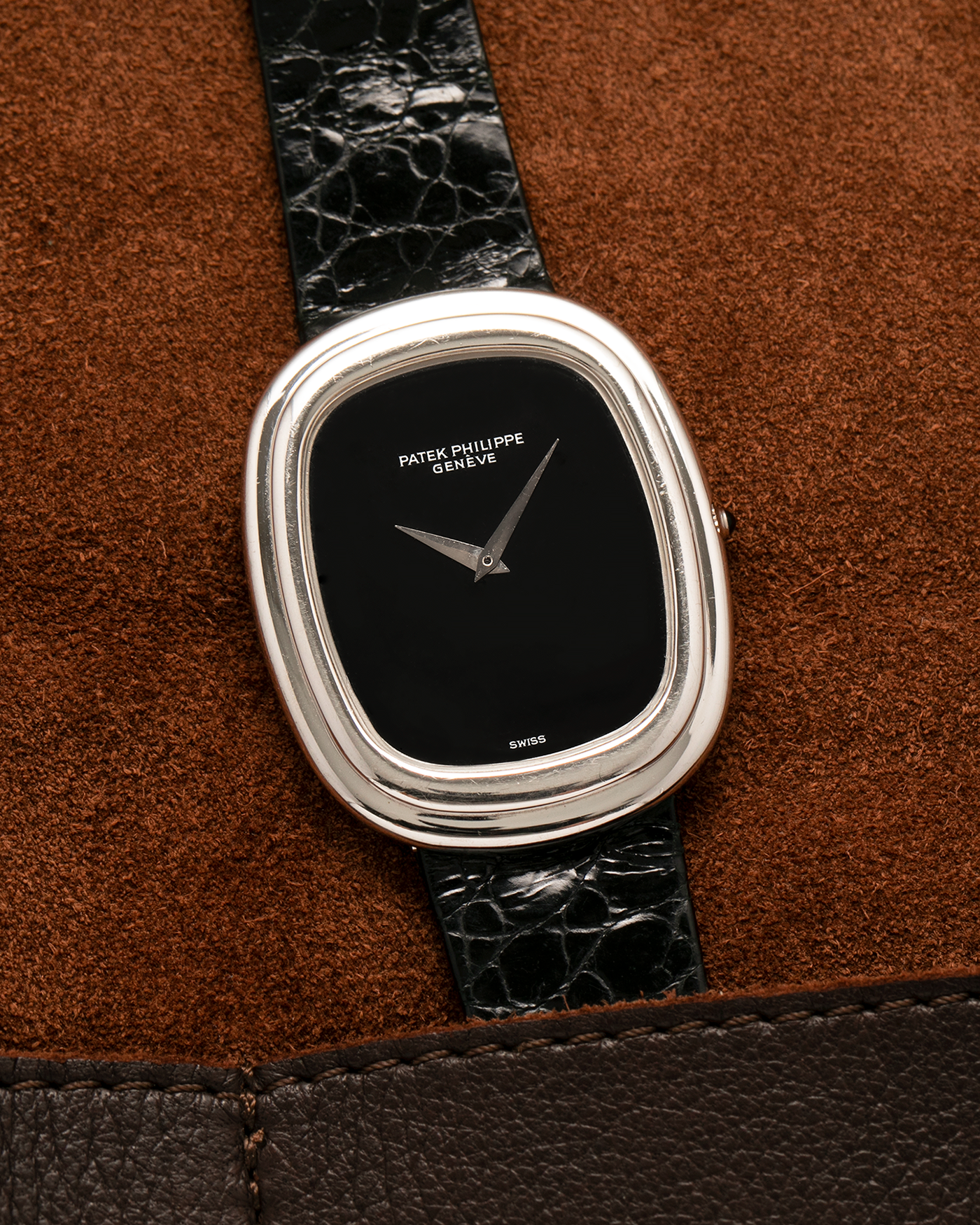 Brand: Patek Philippe
Year: 1976
Model: Ellipse
Reference: 3630
Material: 18-carat White Gold
Movement: Patek Philippe Cal. 177, Manual-Winding
Case Dimensions: 39mm x 31mm x 6mm (Lug-to-Lug 38.5mm)
Lug Width: 17mm
Strap: Patek Philippe Alligator Leather Strap with Signed 18-carat White Gold Ellipse Buckle