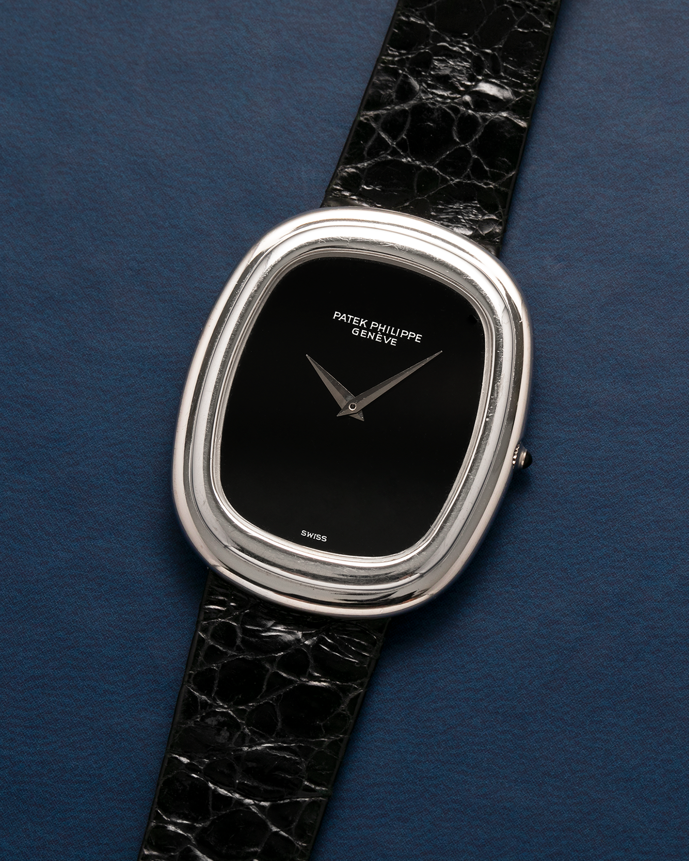 Brand: Patek Philippe
Year: 1976
Model: Ellipse
Reference: 3630
Material: 18-carat White Gold
Movement: Patek Philippe Cal. 177, Manual-Winding
Case Dimensions: 39mm x 31mm x 6mm (Lug-to-Lug 38.5mm)
Lug Width: 17mm
Strap: Patek Philippe Alligator Leather Strap with Signed 18-carat White Gold Ellipse Buckle