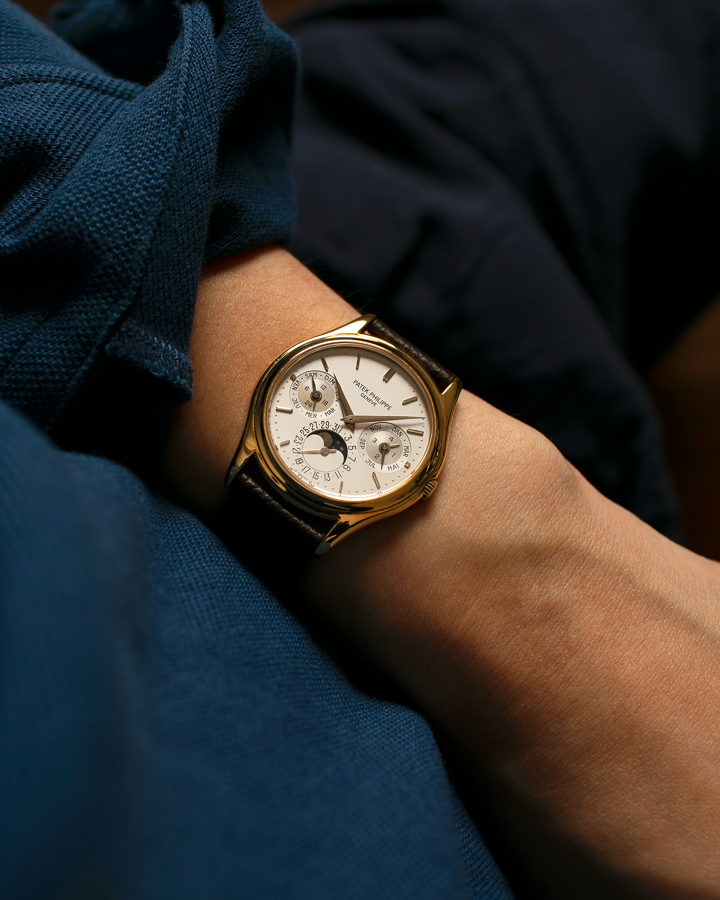Brand: Patek Philippe
Year: 1989
Model: Perpetual Calendar ‘2nd Series’
Reference Number: 3940J
Material: 18-carat Yellow Gold
Movement: Patek Philippe Cal. 240Q, Self-Winding Micro-Rotor
Case Dimensions: 36mm x 8.5mm (Lug-to-Lug 43.3mm)
Lug Width: 18mm
Strap: Sotheby’s Dark Brown Textured Calf Leather Strap with Signed 18-carat Yellow Gold Tang Buckle