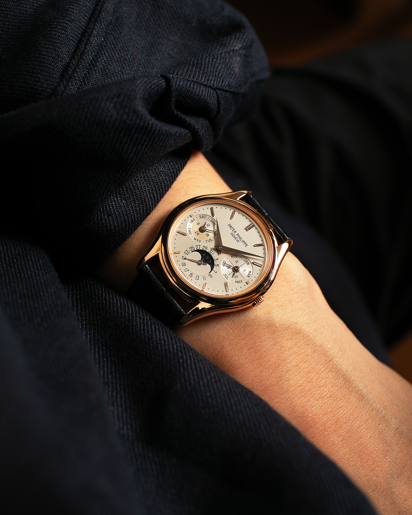 Brand: Patek Philippe
Year Manufactured: 1995
Year Sold: 1996
Reference Number: 3940R
Material: 18k Rose Gold
Movement: Patek Philippe Cal. 240Q, Self-Winding Micro-Rotor
Case Dimensions: 36mm Diameter 8.5mm Thickness
Lug Width: 18mm
Strap: Dark Blue Handdn Alligator Strap with Patek Philippe 18k Rose Gold Tang Buckle and Additional Patek Philippe Black Alligator Leather Strap