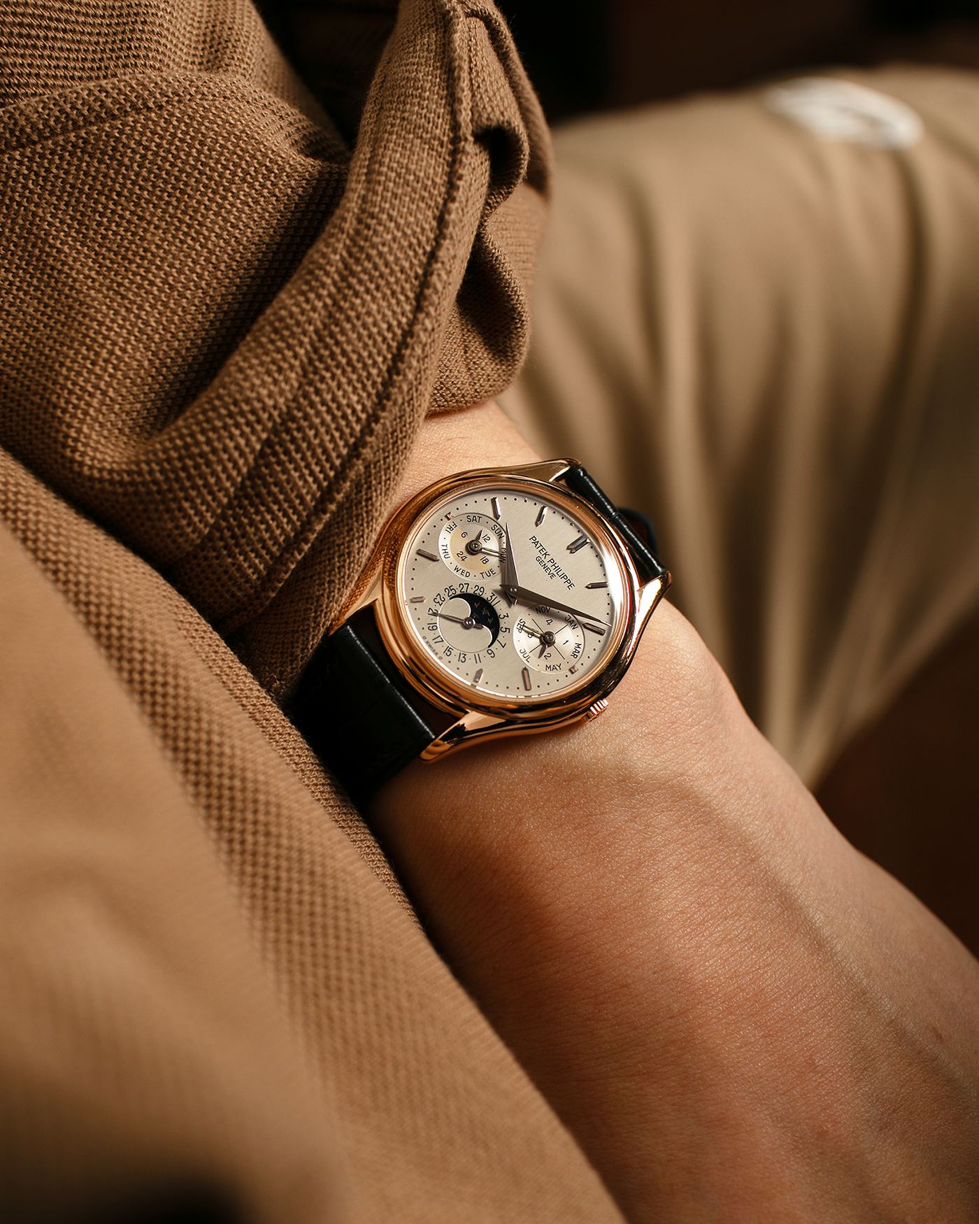 Brand: Patek Philippe
Year Manufactured: 1995
Year Sold: 1996
Reference Number: 3940R
Material: 18k Rose Gold
Movement: Patek Philippe Cal. 240Q, Self-Winding Micro-Rotor
Case Dimensions: 36mm Diameter 8.5mm Thickness
Lug Width: 18mm
Strap: Dark Blue Handdn Alligator Strap with Patek Philippe 18k Rose Gold Tang Buckle and Additional Patek Philippe Black Alligator Leather Strap
