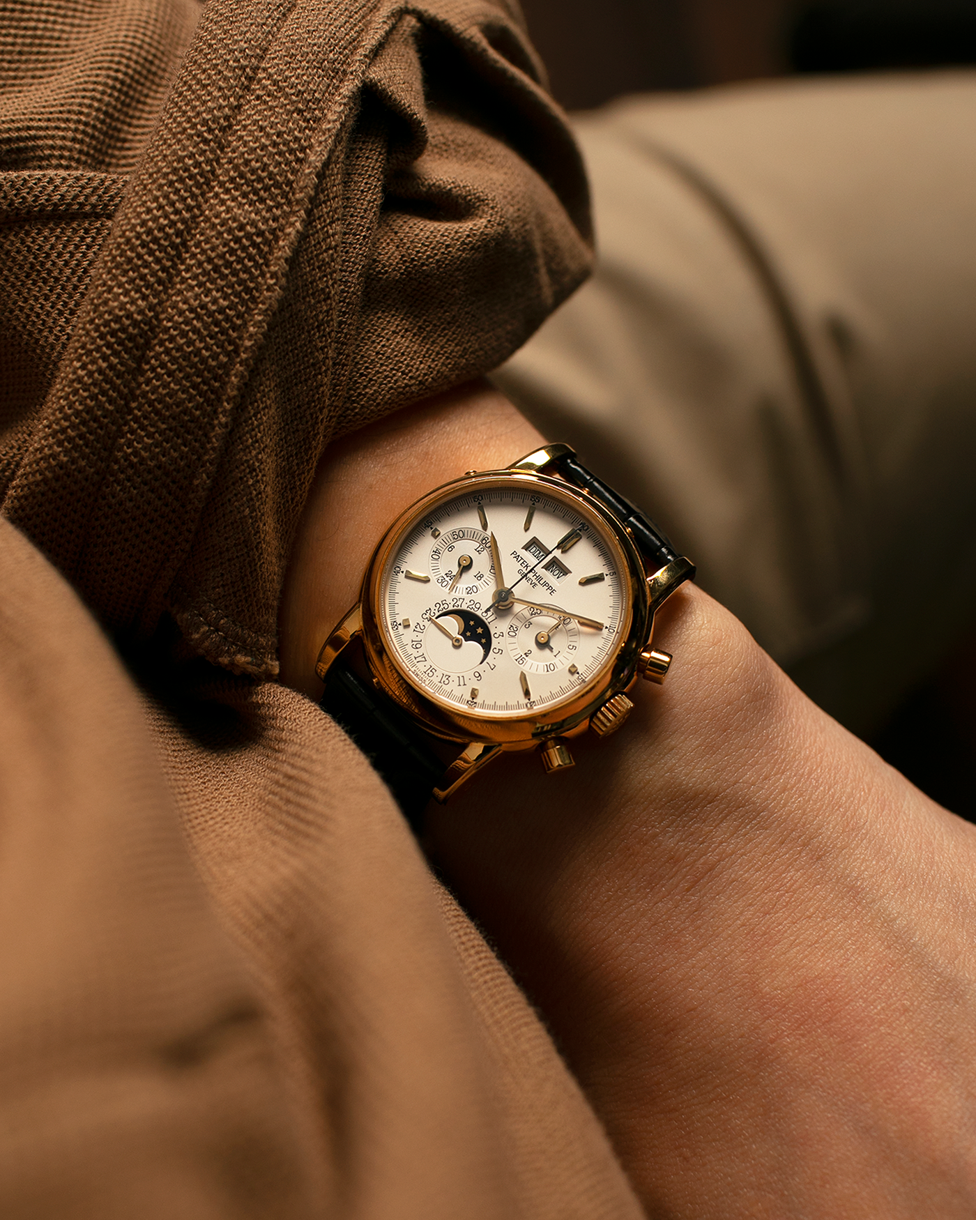 Brand: Patek Philippe
Year: 1992
Model: Perpetual Calendar Chronograph ‘3rd Series’
Reference Number: 3970EJ
Material: 18-carat Yellow Gold
Movement: Patek Philippe Cal. 27-70 Q (Based on Lemania Cal. 2310), Manual-Winding
Movement Number:
Case Dimensions: 36mm x 13mm (43.3mm Lug-to-Lug)
Lug Width: 19mm
Strap: Patek Philippe Black Alligator Leather Strap with Signed 18-carat Yellow Gold Tang Buckle