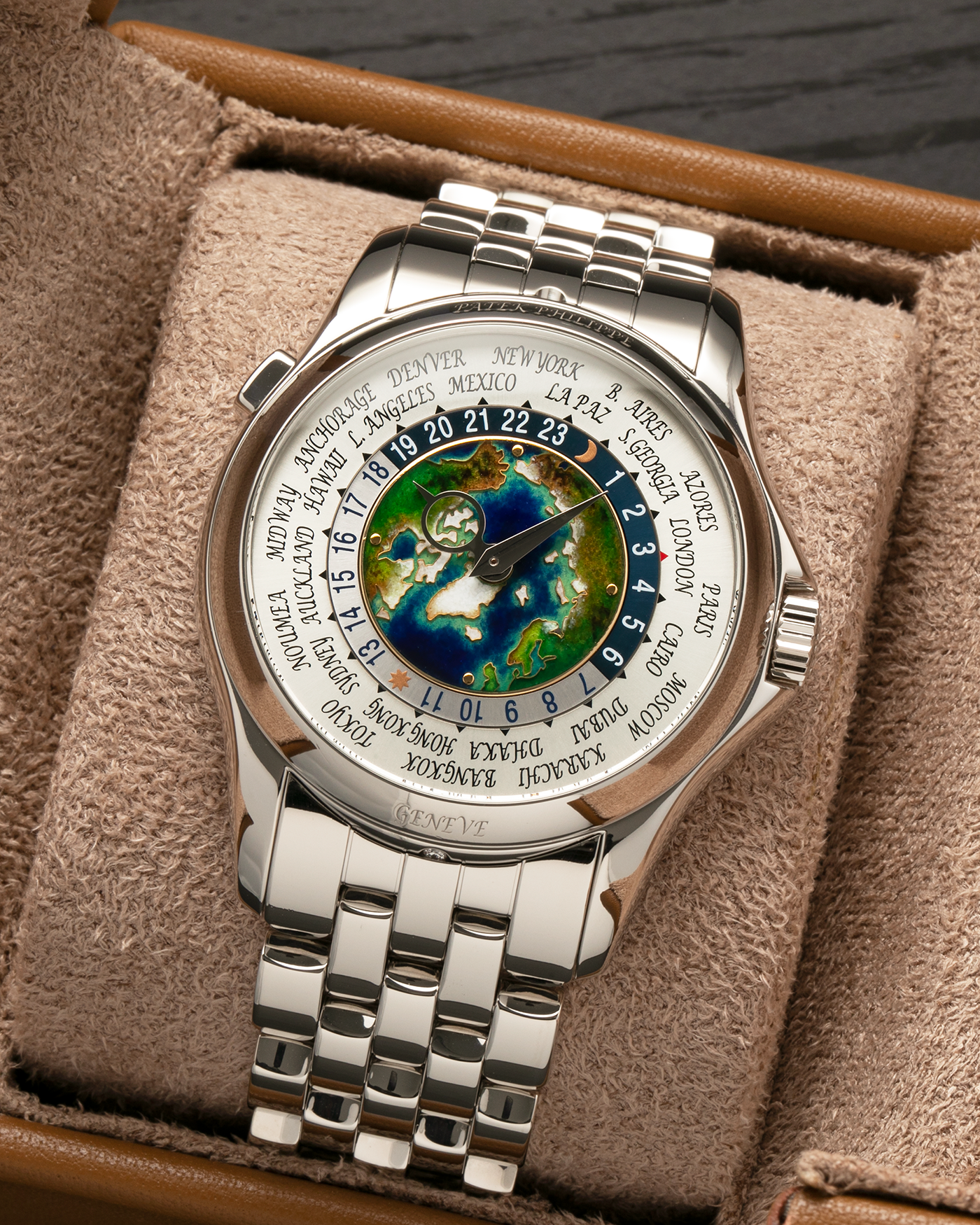 Brand: Patek Philippe
Year: 2021
Model: World Time ‘Cloisonné Enamel Dial’
Reference Number: 5131P
Material: Platinum 950
Movement: Patek Philippe Cal. 240 HU Micro Rotor, Self-Winding
Movement Number: 734XXXX
Case Dimensions: 39.5mm x 10.6mm (48.5mm Lug-to-Lug)
Lug Width: 22mm
Bracelet: Patek Philippe C623BBP Bracelet in Platinum 950 with Signed Integrated Double Deployant Folding Clasp