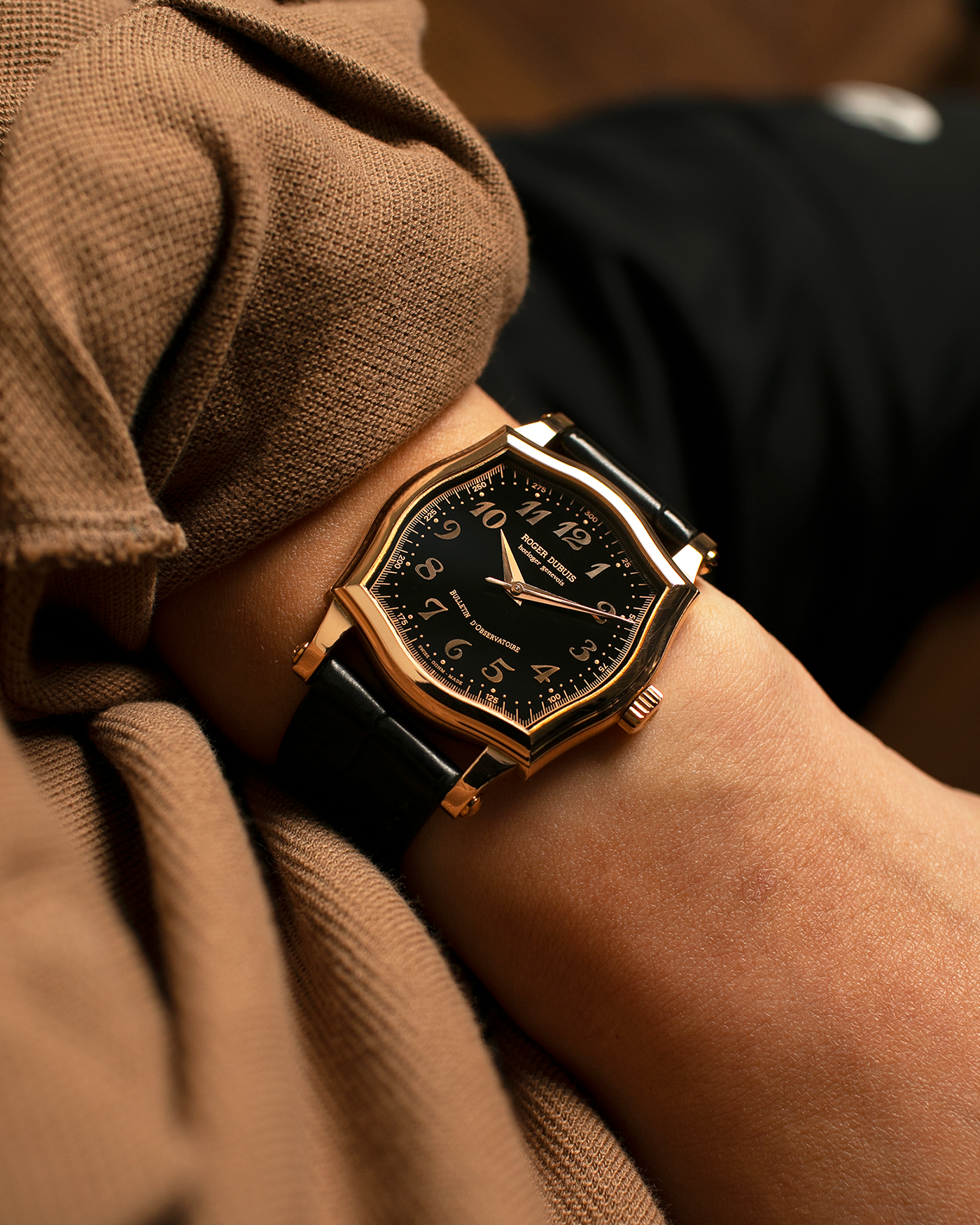 Brand: Roger Dubuis
Year: 2000s
Model: Sympathie 37 ‘Breguet Numerals’, Limited to 28 Pieces
Reference: S37.57.5
Material: 18-carat Rose Gold
Movement: Roger Dubuis Cal. RD 57, Self-Winding
Case Dimensions: 37mm x 8.5mm (Lug-to-Lug 46.5mm)
Lug Width: 20mm
Strap: Generic Unnamed Black Calf Leather Strap with Signed 18-carat Rose Gold Tang Buckle