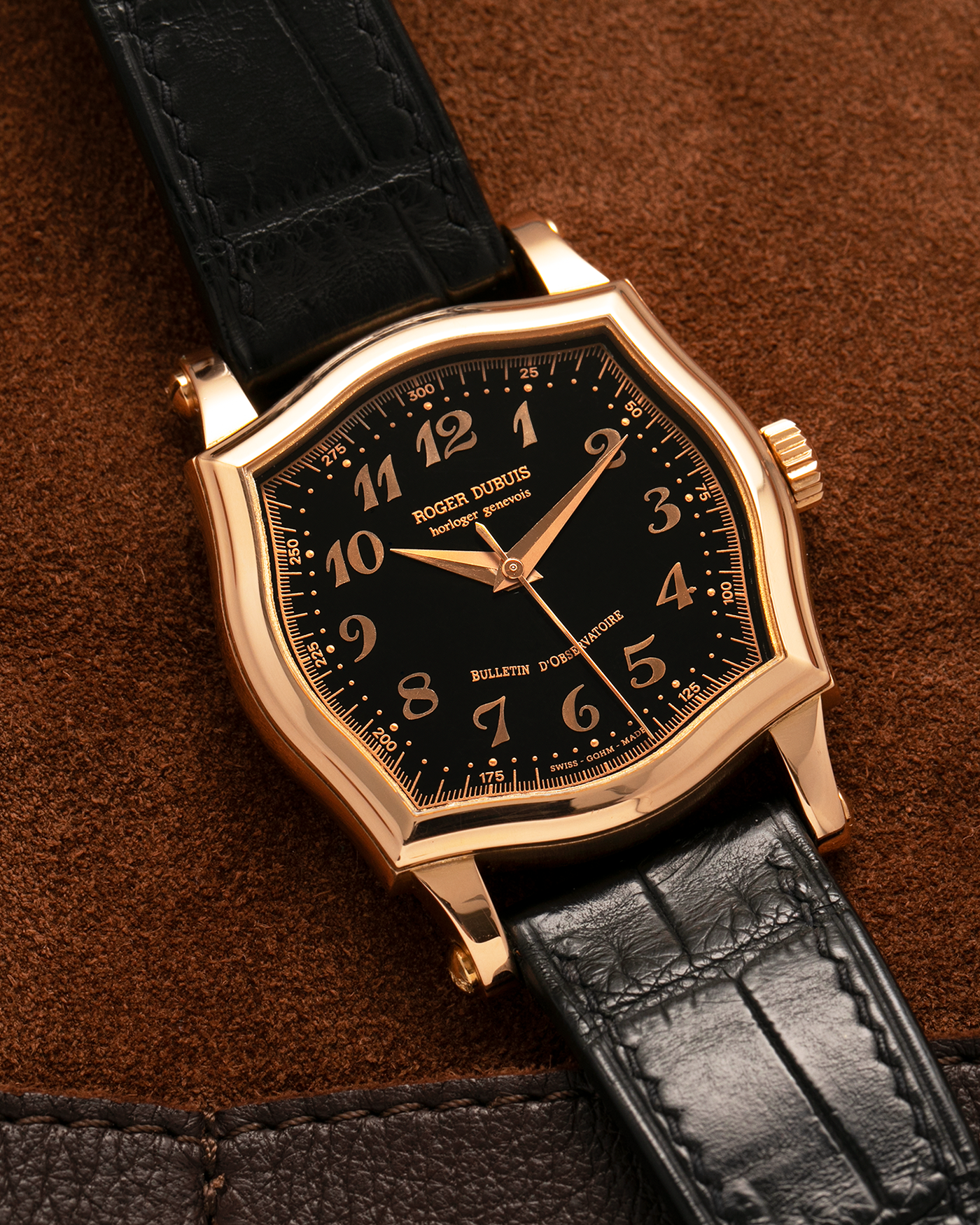 Brand: Roger Dubuis
Year: 2000s
Model: Sympathie 37 ‘Breguet Numerals’, Limited to 28 Pieces
Reference: S37.57.5
Material: 18-carat Rose Gold
Movement: Roger Dubuis Cal. RD 57, Self-Winding
Case Dimensions: 37mm x 8.5mm (Lug-to-Lug 46.5mm)
Lug Width: 20mm
Strap: Generic Unnamed Black Calf Leather Strap with Signed 18-carat Rose Gold Tang Buckle