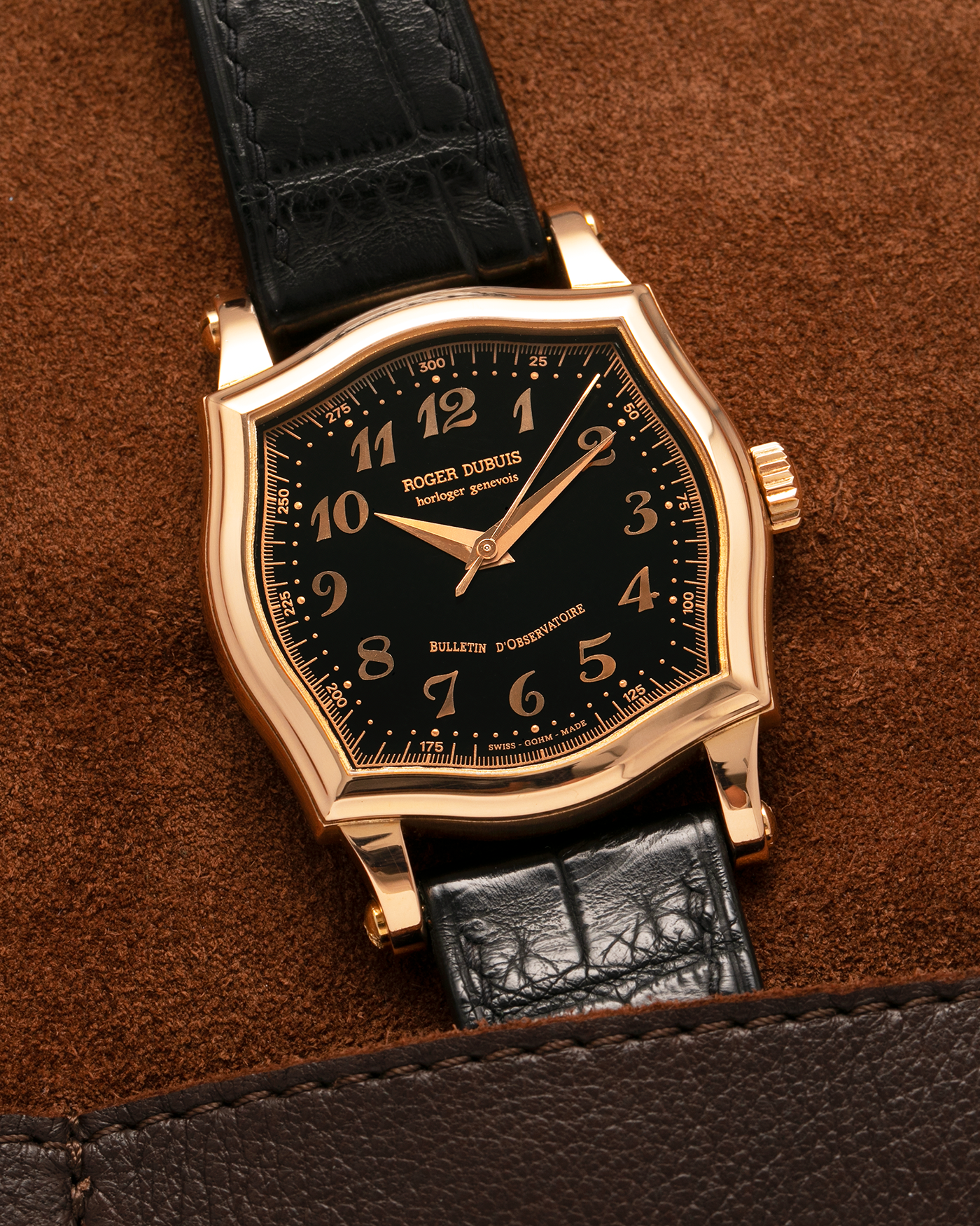 Brand: Roger Dubuis
Year: 2000s
Model: Sympathie 37 ‘Breguet Numerals’, Limited to 28 Pieces
Reference: S37.57.5
Material: 18-carat Rose Gold
Movement: Roger Dubuis Cal. RD 57, Self-Winding
Case Dimensions: 37mm x 8.5mm (Lug-to-Lug 46.5mm)
Lug Width: 20mm
Strap: Generic Unnamed Black Calf Leather Strap with Signed 18-carat Rose Gold Tang Buckle