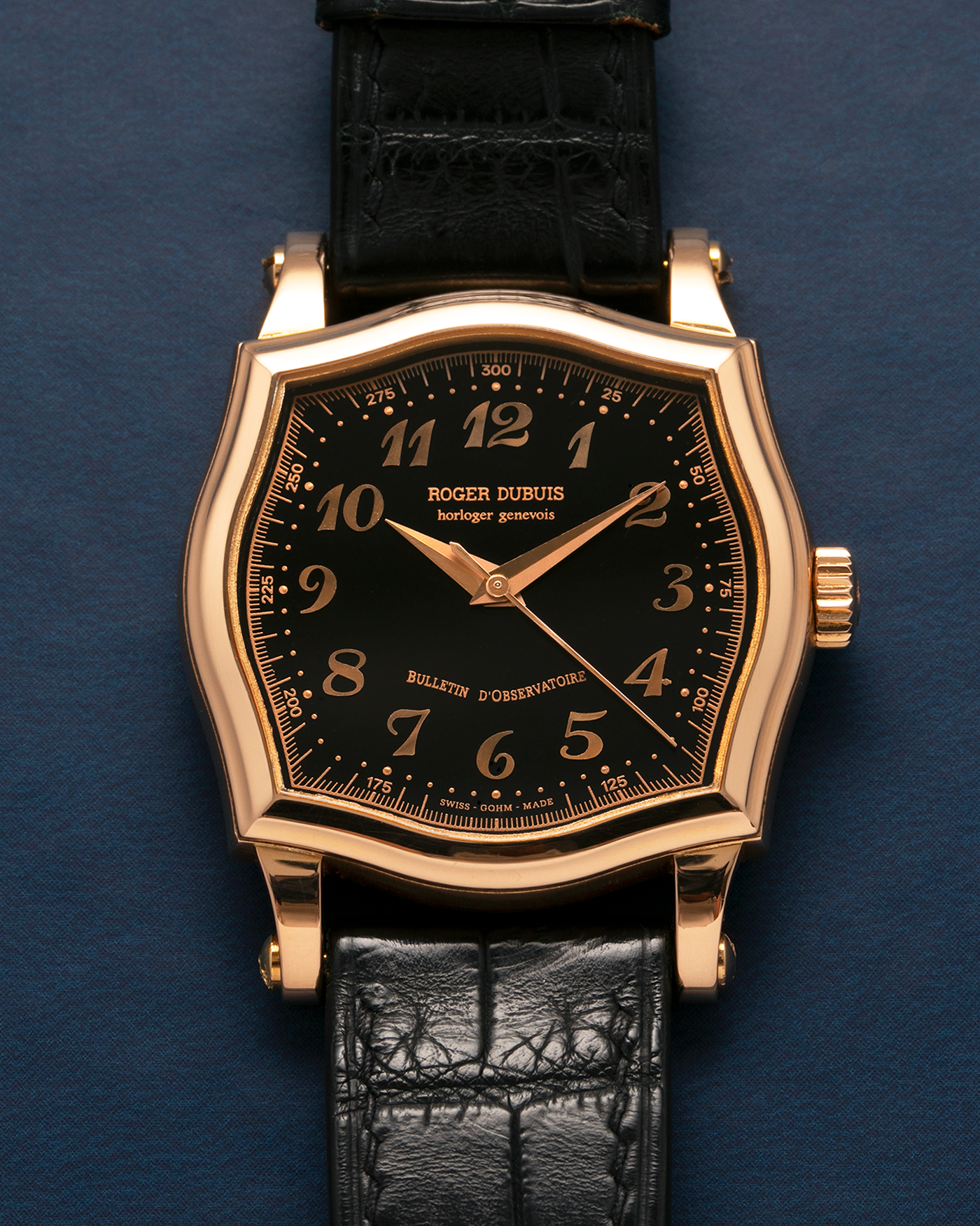 Brand: Roger Dubuis
Year: 2000s
Model: Sympathie 37 ‘Breguet Numerals’, Limited to 28 Pieces
Reference: S37.57.5
Material: 18-carat Rose Gold
Movement: Roger Dubuis Cal. RD 57, Self-Winding
Case Dimensions: 37mm x 8.5mm (Lug-to-Lug 46.5mm)
Lug Width: 20mm
Strap: Generic Unnamed Black Calf Leather Strap with Signed 18-carat Rose Gold Tang Buckle
