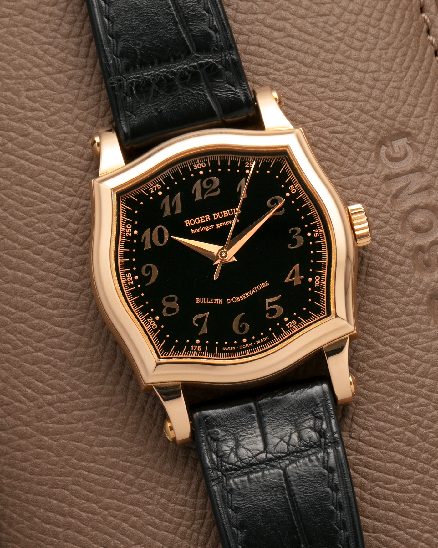 Brand: Roger Dubuis
Year: 2000s
Model: Sympathie 37 ‘Breguet Numerals’, Limited to 28 Pieces
Reference: S37.57.5
Material: 18-carat Rose Gold
Movement: Roger Dubuis Cal. RD 57, Self-Winding
Case Dimensions: 37mm x 8.5mm (Lug-to-Lug 46.5mm)
Lug Width: 20mm
Strap: Generic Unnamed Black Calf Leather Strap with Signed 18-carat Rose Gold Tang Buckle