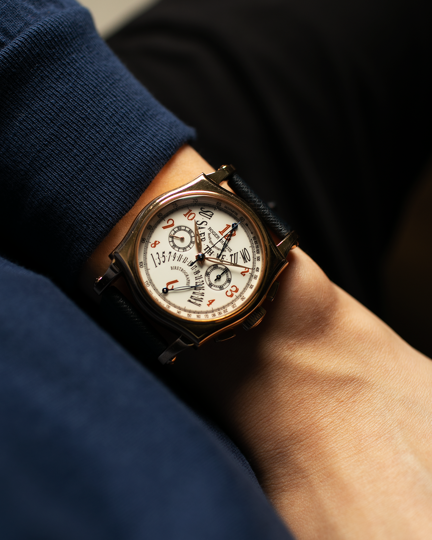 Brand: Roger Dubuis Year: 2000’s Model: Sympathie 40 Biretrograde Chronograph Material: 18-carat Yellow Gold Movement: Roger Dubuis Cal. RD 5630 (Based on the Lemania Cal. 2310), Manual-Winding Case Diameter: 40mm Strap: Molequin Navy Blue Textured Calf Leather Strap with Signed 18-carat Yellow Gold Roger Dubuis Tang Buckle