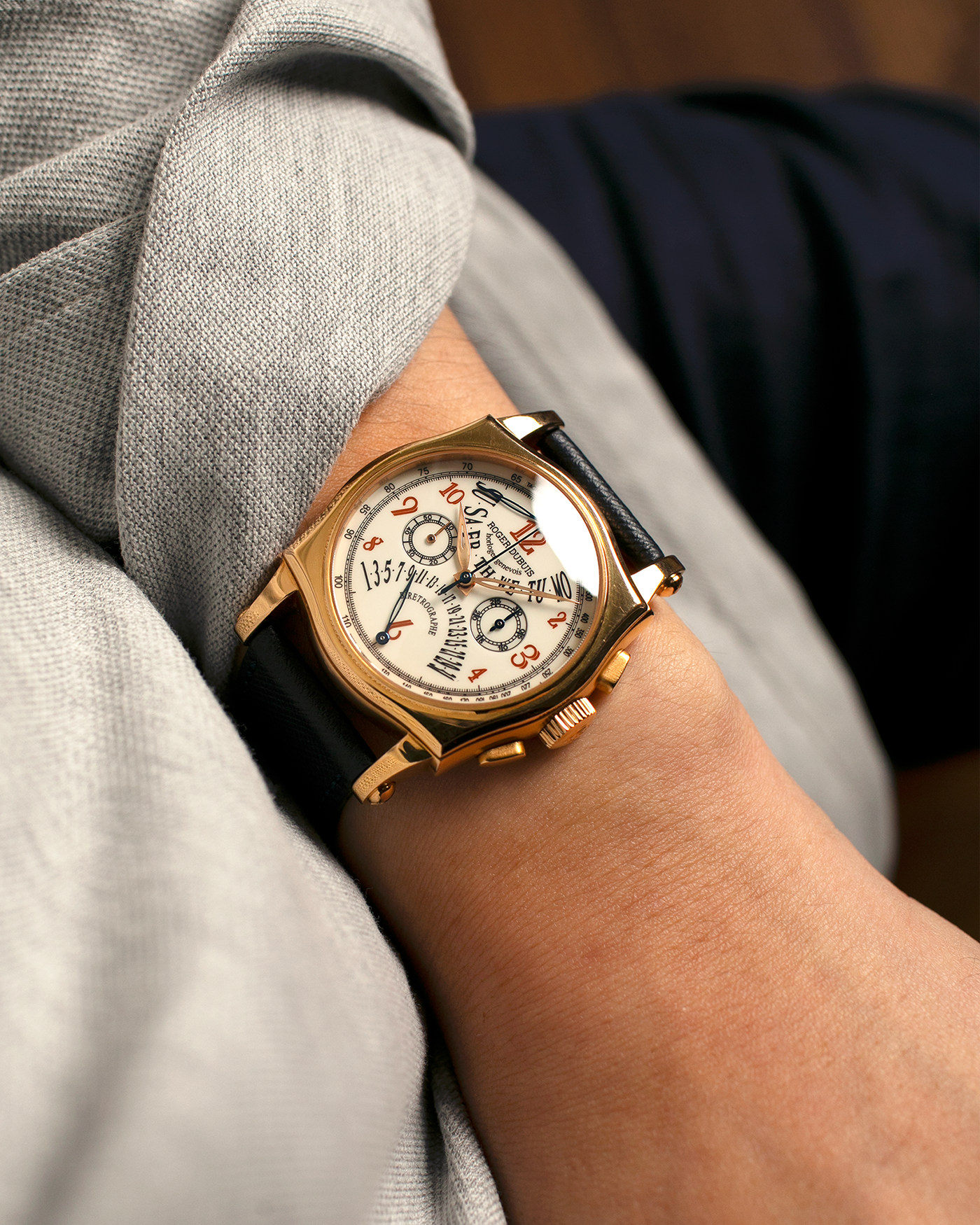 Brand: Roger Dubuis
Year: 2000s
Model: Sympathie 40 Biretrograde Chronograph
Material: 18-carat Yellow Gold
Movement: Roger Dubuis Cal. RD 5630 (Based on the Lemania Cal. 2310), Manual-Winding
Case Dimensions: 40mm x 12.25mm (Lug-to-Lug 47mm)
Lug Width: 22mm
Strap: Molequin Navy Blue Textured Calf Leather Strap with Signed 18-carat Yellow Gold Tang Buckle