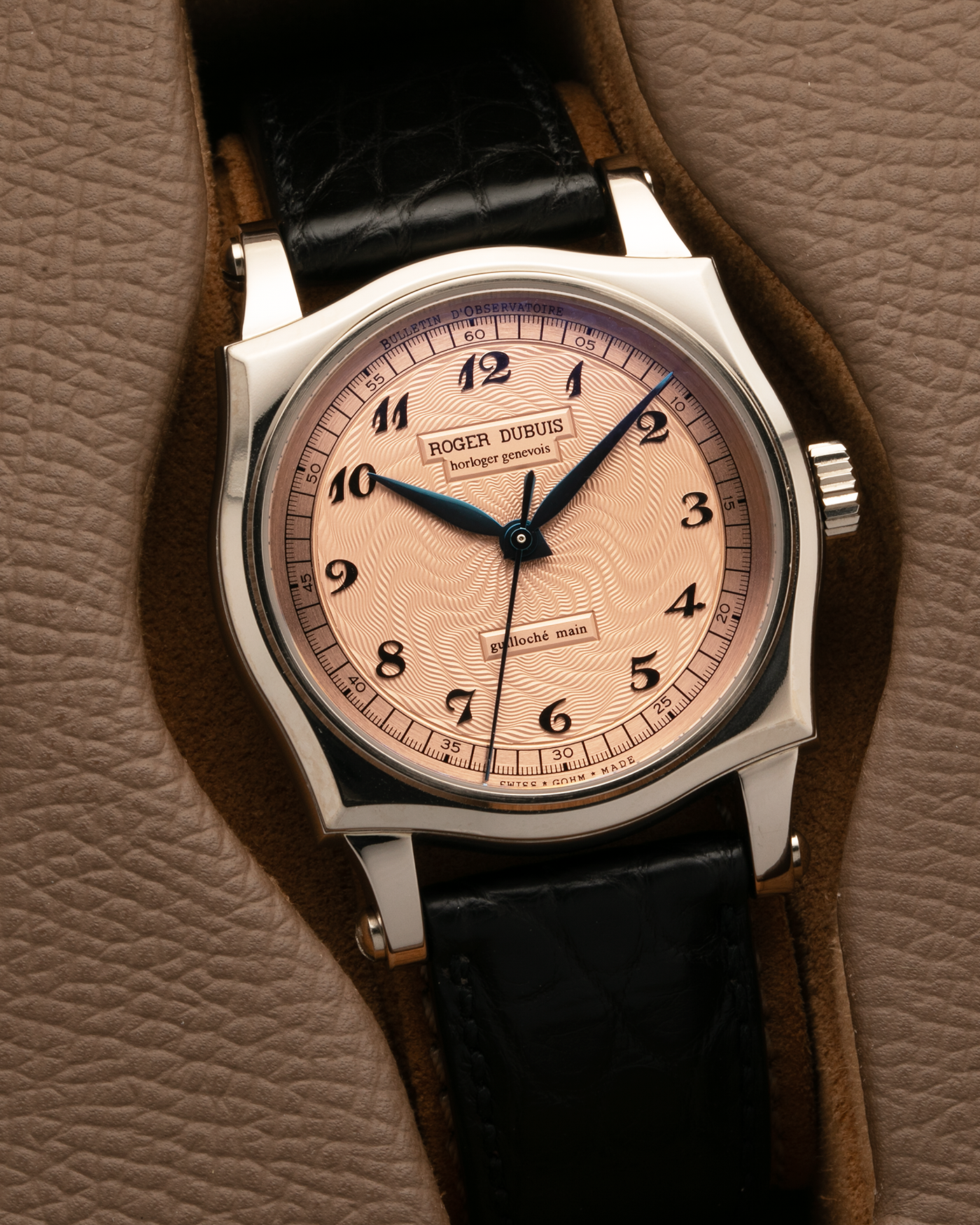 Brand: Roger Dubuis
Year: 2001
Model: Sympathie 37 ‘Salmon Guilloché’, Limited to 28 Pieces
Reference: S37.57.0
Material: 18-carat White Gold
Movement: Roger Dubuis Cal. RD 57, Self-Winding
Case Dimensions: 37mm x 8.5mm (Lug-to-Lug 46.5mm)
Lug Width: 20mm
Strap: Roger Dubuis Black Crocodile Leather Strap with Signed 18-carat White Gold Tang Buckle