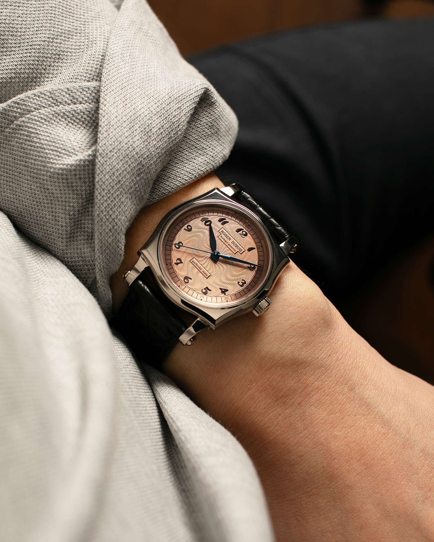 Brand: Roger Dubuis
Year: 2001
Model: Sympathie 37 ‘Salmon Guilloché’, Limited to 28 Pieces
Reference: S37.57.0
Material: 18-carat White Gold
Movement: Roger Dubuis Cal. RD 57, Self-Winding
Case Dimensions: 37mm x 8.5mm (Lug-to-Lug 46.5mm)
Lug Width: 20mm
Strap: Roger Dubuis Black Crocodile Leather Strap with Signed 18-carat White Gold Tang Buckle