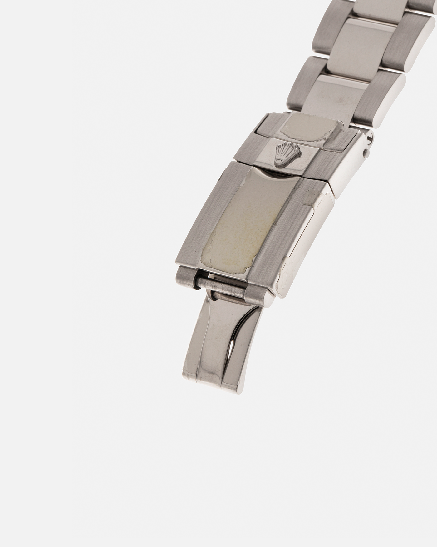 Brand: Rolex
Year: 2007
Model: Cosmograph Daytona
Reference: 116509
Material: 18-carat White Gold Case, Black Tahitian Mother-of-Pearl Dial
Movement: Rolex Cal. 4130, Self-Winding
Case Dimensions: 40mm x 12.4mm (47.6mm Lug-to-Lug)
Lug Width: 20mm
Bracelet: Rolex 78499 Oyster Bracelet in 18-carat White Gold with Signed Oysterlock Clasp