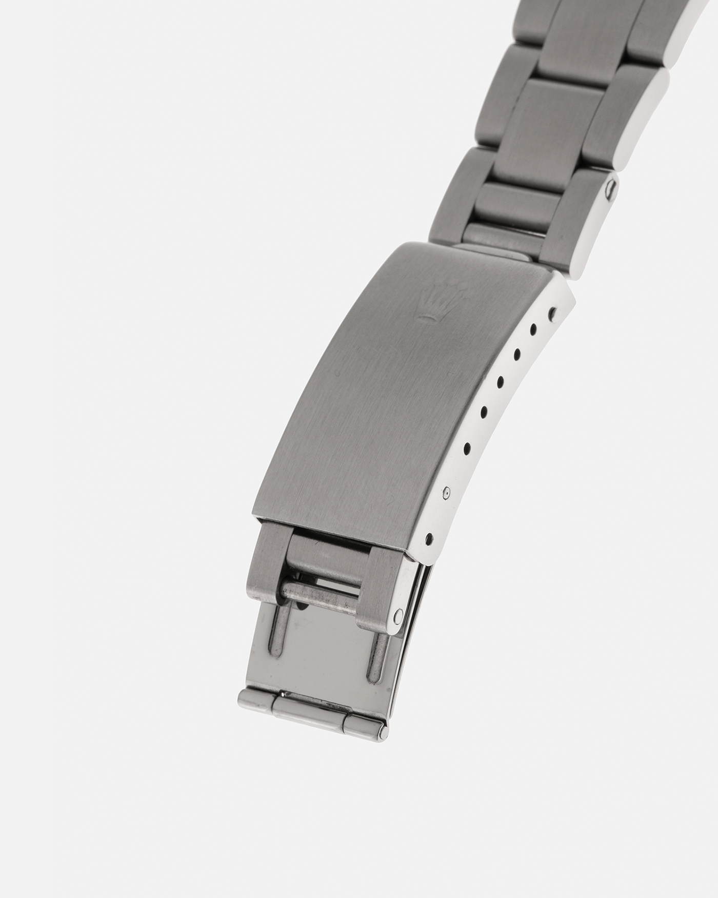 Brand: Rolex
Year: 1979
Model: Cosmograph Daytona ‘Big Red’
Serial Number: 629XXXX
Reference Number: 6263
Material: Stainless Steel
Movement: Rolex-Signed Valjoux Cal. 727, Manual-Winding
Case Dimensions: 37.5mm x 13.5mm (Lug-to-Lug 45mm)
Lug Width: 19mm
Bracelet: Rolex 78350 Solid Link Oyster Bracelet in Stainless Steel with ‘571’ Curved End Links and ‘F’ Signed Clasp