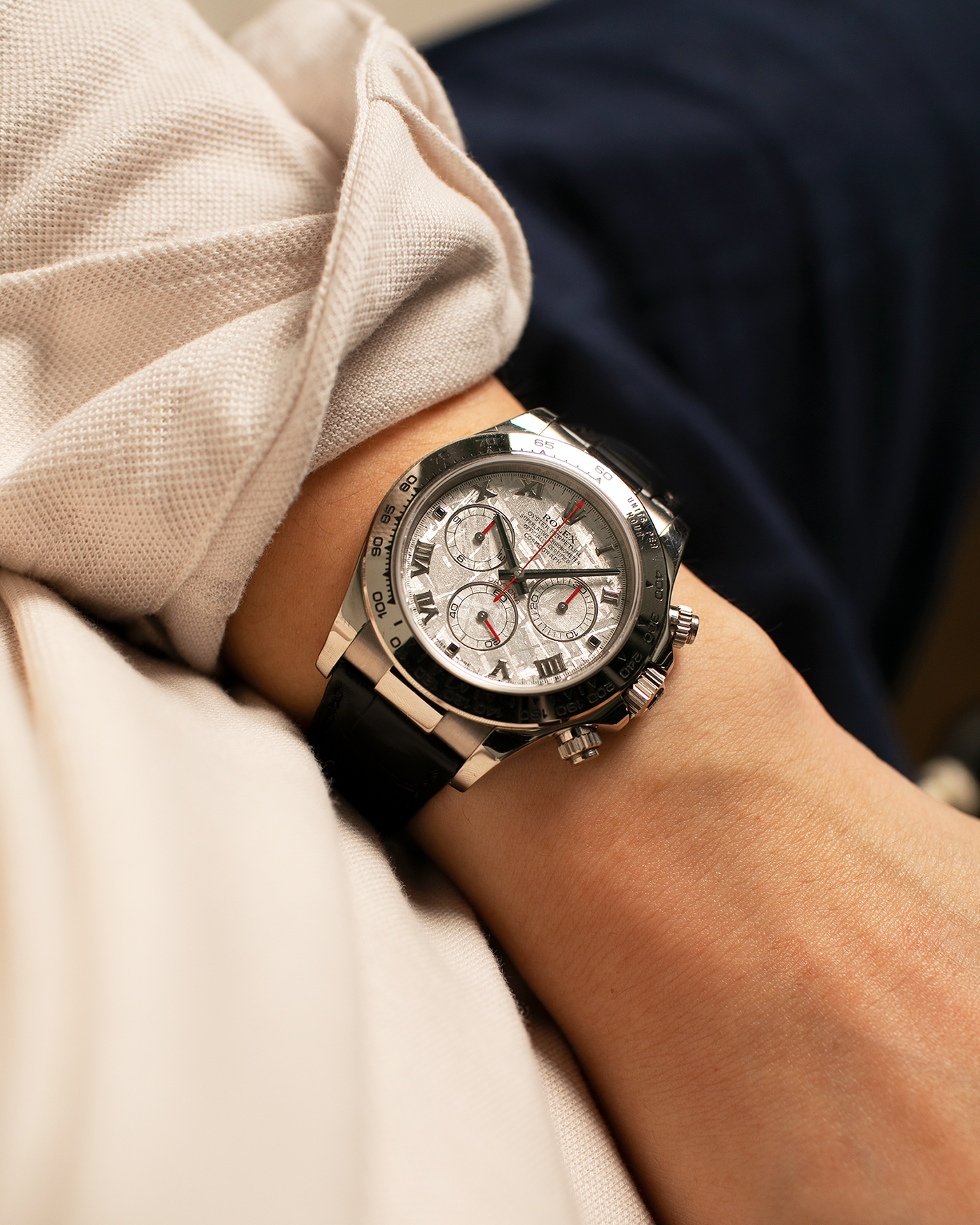 Brand: Rolex
Year: 2009
Model: Cosmograph Daytona ‘Meteorite’
Reference Number: 116519
Serial Number: Z946XXX
Material: 18-carat White Gold
Movement: Rolex Cal. 4130, Self-Winding
Case Diameter: 40mm x 11mm (Lug-to-Lug 47.5mm)
Lug Width: 20mm
Strap: Rolex Black ‘336506’ Leather Strap with 18-carat White Gold Signed ‘24650’ Deployant Clasp