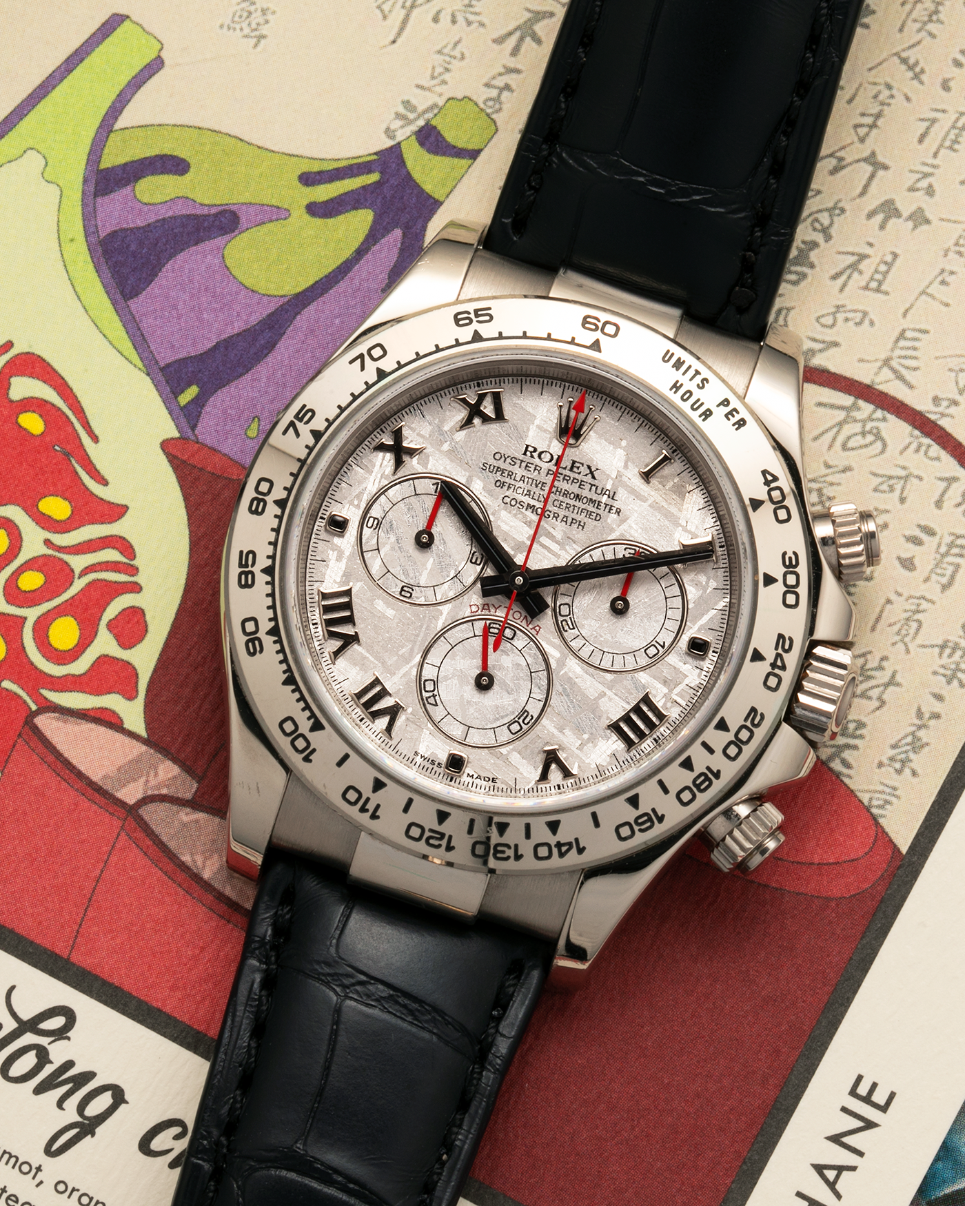 Brand: Rolex
Year: 2009
Model: Cosmograph Daytona ‘Meteorite’
Reference Number: 116519
Serial Number: Z946XXX
Material: 18-carat White Gold
Movement: Rolex Cal. 4130, Self-Winding
Case Diameter: 40mm x 11mm (Lug-to-Lug 47.5mm)
Lug Width: 20mm
Strap: Rolex Black ‘336506’ Leather Strap with 18-carat White Gold Signed ‘24650’ Deployant Clasp
