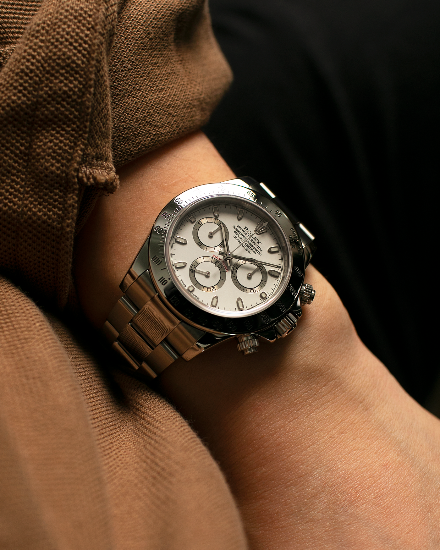 Brand: Rolex Year: 2000 Model: Cosmograph Daytona Reference: 116520 Serial Number: P414XXX Material: Stainless Steel Movement: Rolex Cal. 4130, Self-Winding Case Diameter: 40mm Lug Width: 20mm Bracelet: Rolex Oyster ‘DE2 78490’ Bracelet in Stainless Steel