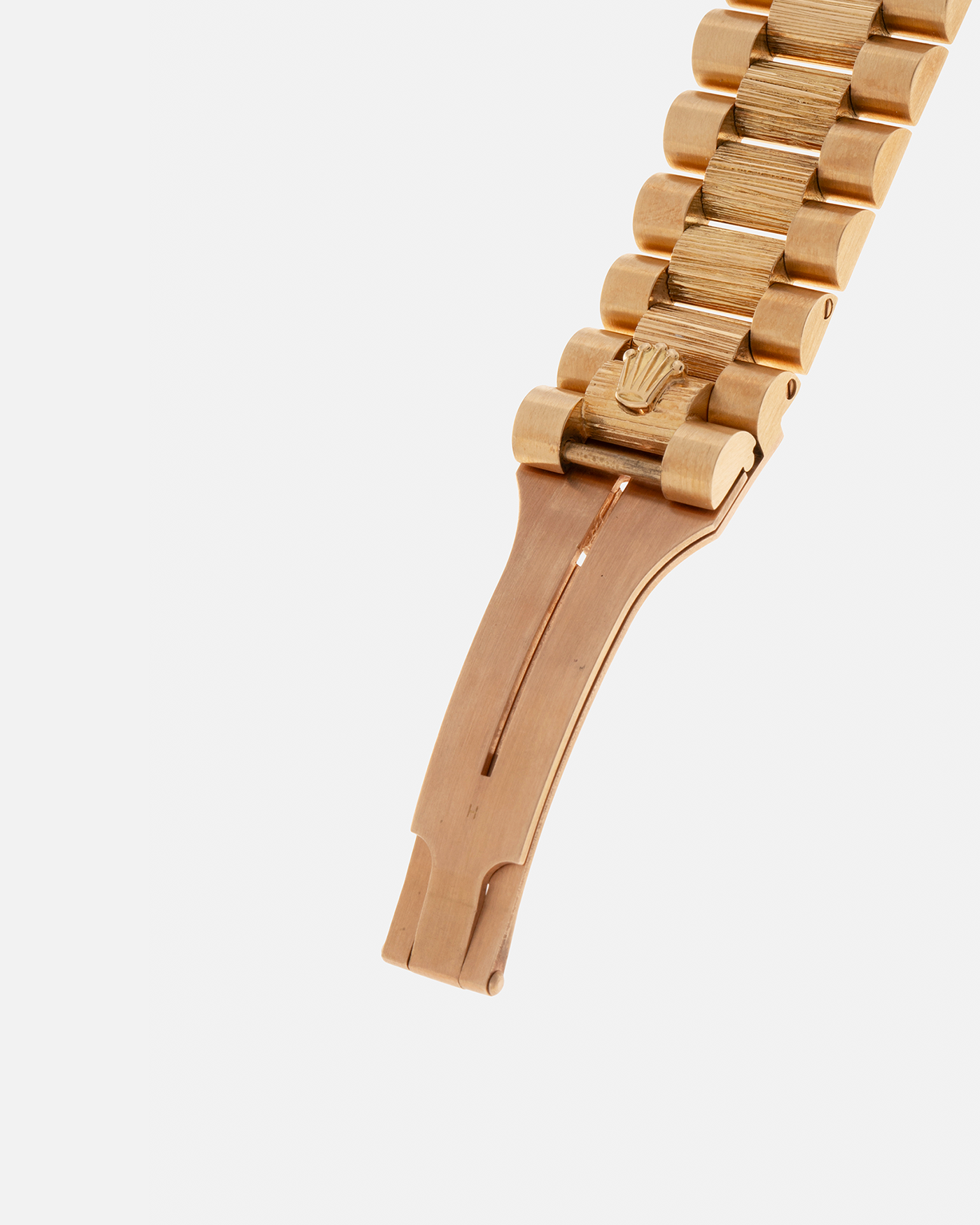 Brand: Rolex
Year: 1984
Model: Day-Date ‘Bark’
Reference Number: 18078
Serial Number: 820XXXX
Material: 18-carat Yellow Gold
Movement: Rolex Cal. 3055, Self-Winding
Case Dimensions: 36mm x 12.5mm (Lug-to-Lug 43mm)
Lug Width: 20mm
Bracelet: Rolex Presidential 8723 ‘Bark’ Bracelet with Signed 18-carat Yellow Gold Folding Clasp