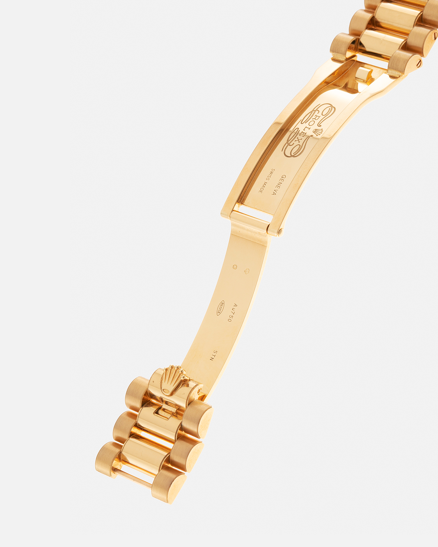 Brand: Rolex Year: 2021 Model: Day-Date 36 ‘Malachite Diamond’ Reference Number: 128238 Serial Number: 6H47XXXX Material: 18-carat Yellow Gold Case, Green Malachite Dial, Factory Set Diamond Roman-Style Hour Markers Movement: Rolex Cal. 3255, Self-Winding Case Diameter: 36mm Bracelet: Rolex Presidential Bracelet in 18-carat Yellow Gold