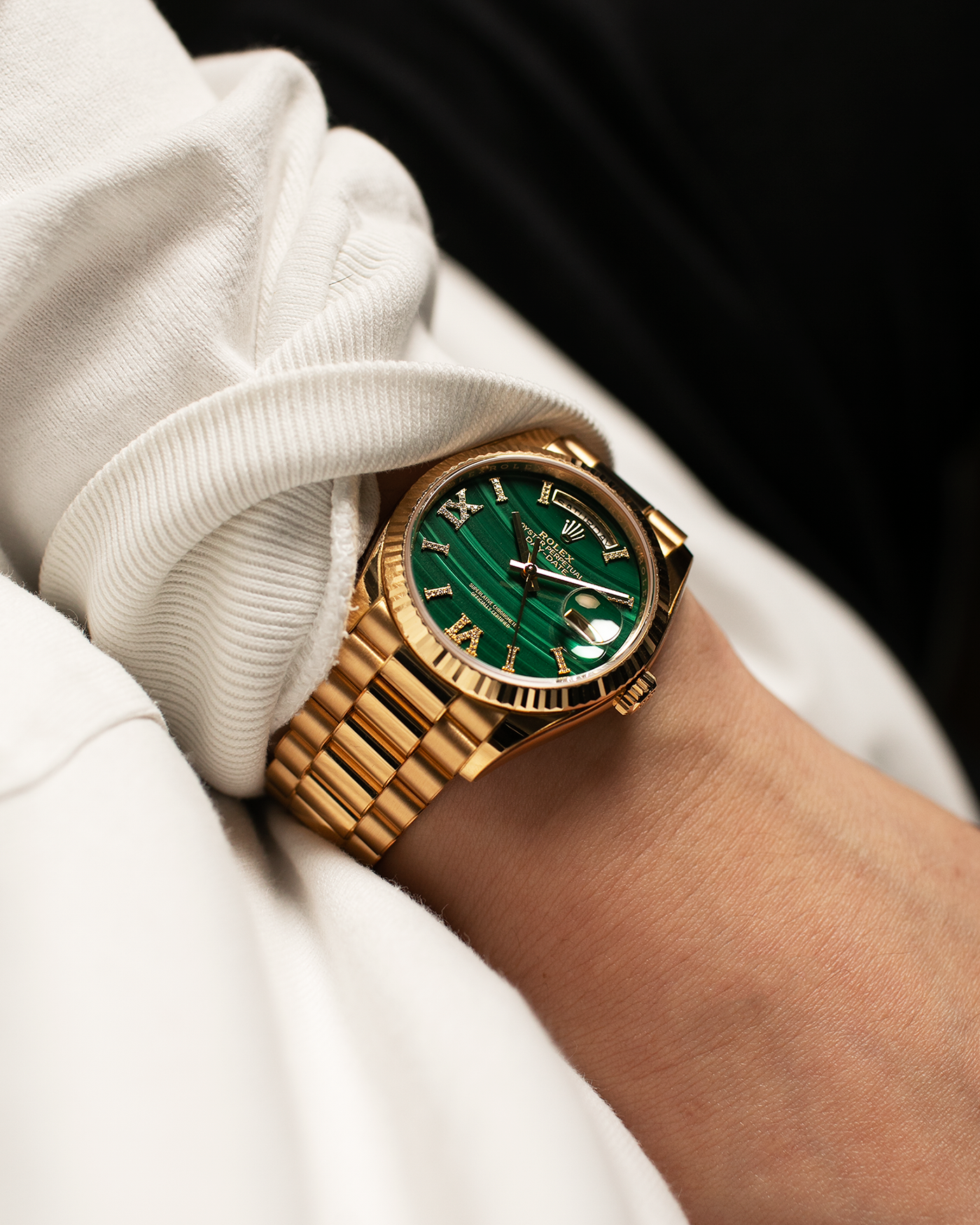 Brand: Rolex Year: 2021 Model: Day-Date 36 ‘Malachite Diamond’ Reference Number: 128238 Serial Number: 6H47XXXX Material: 18-carat Yellow Gold Case, Green Malachite Dial, Factory Set Diamond Roman-Style Hour Markers Movement: Rolex Cal. 3255, Self-Winding Case Diameter: 36mm Bracelet: Rolex Presidential Bracelet in 18-carat Yellow Gold