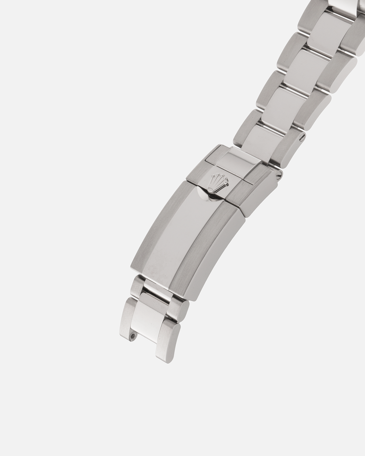 Brand: Rolex
Year: 2022
Model: GMT Master II
Reference Number: 126719BLRO
Material: 18-carat White Gold
Movement: Rolex Cal. 3285, Self-Winding
Case Dimensions: 40mm Diameter 12.3mm Thickness
Lug Width: 20mm
Bracelet: Rolex Oyster Bracelet in 18-carat White Gold with Signed Oysterlock Folding Clasp