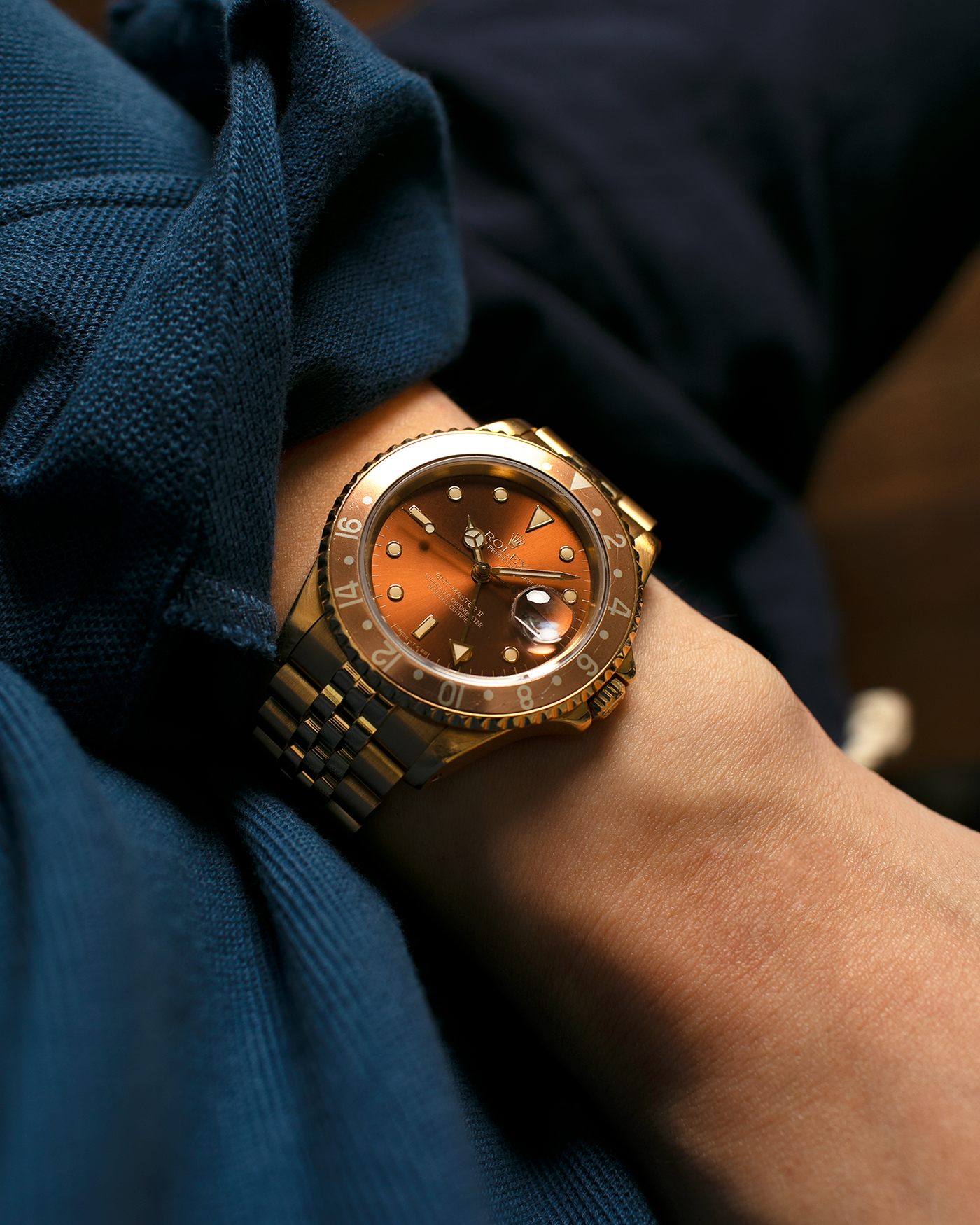 Brand: Rolex
Year: 1994
Model: GMT Master II
Reference Number: 16718
Serial Number: N281XXX
Material: 18-carat Yellow Gold
Movement: Rolex Cal. 3185, Self-Winding
Case Dimensions: 40mm x 12mm (Lug-to-Lug 42.5mm)
Lug Width: 20mm
Bracelet: Rolex 18-carat Yellow Gold 8386 Jubilee Bracelet with 47B Curved End Links