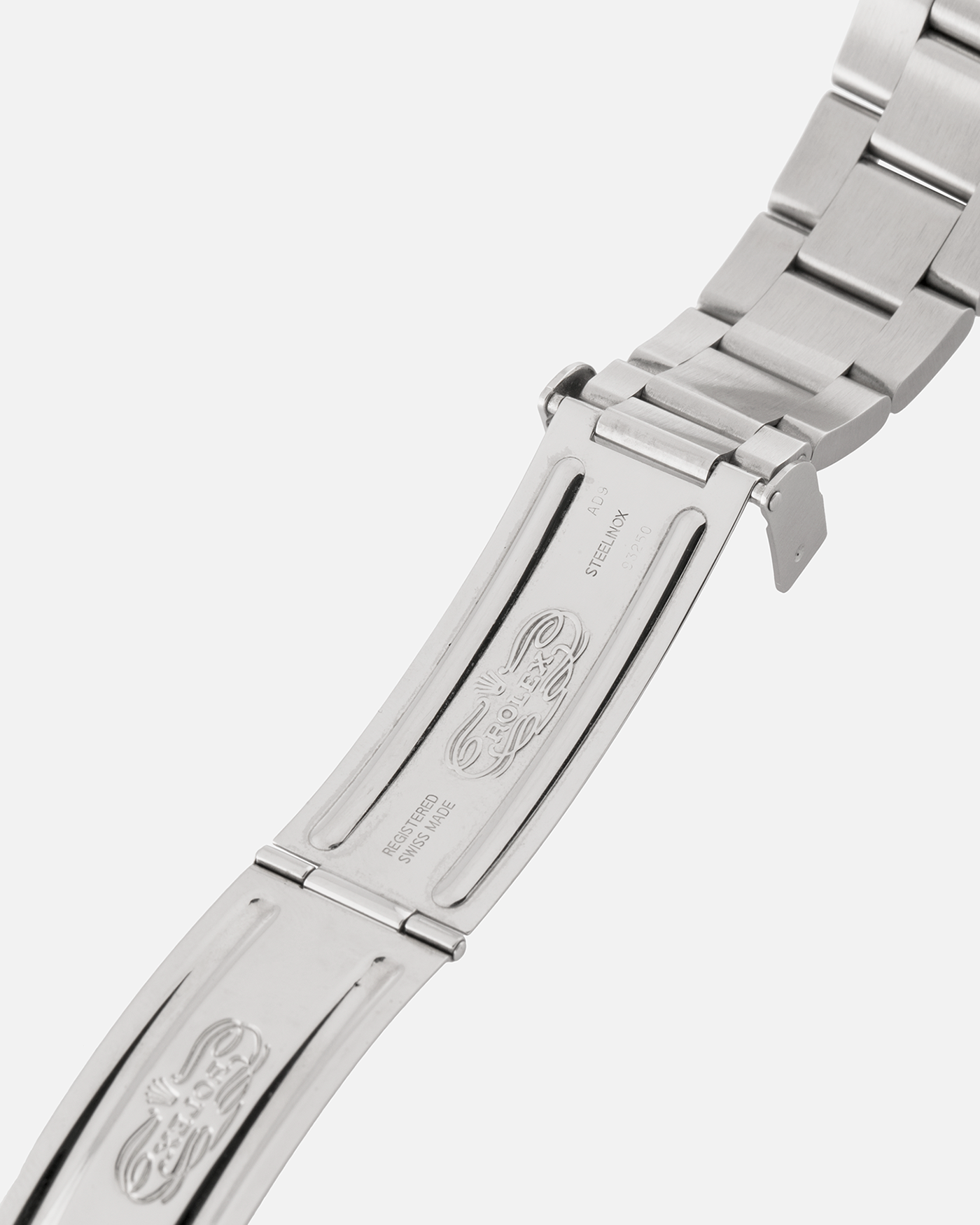 Brand: Rolex
Year: 2003
Model: Submariner ‘Kermit’
Reference Number: 16610LV
Serial Number: F Serial
Material: Stainless Steel
Movement: Cal. 3135
Case Diameter: 40mm
Lug Width: 20mm
Bracelet/Strap: Rolex 93250 Bracelet with AD9 Clasp Code